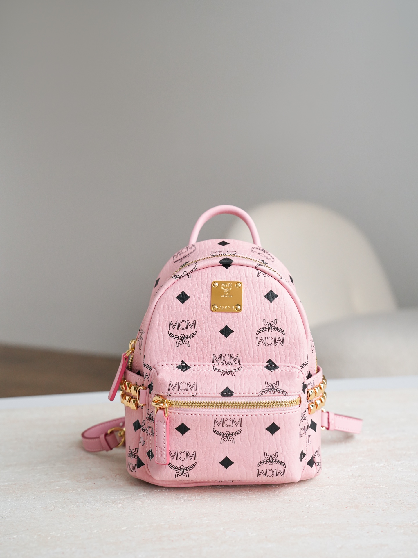 ®五金全新升级®官网同步𝙈𝘾𝙈 𝙎𝙩𝙖𝙧𝙠 𝙑𝙞𝙨𝙚𝙩𝙤𝙨桃花粉 超mini#铆钉双肩包超mini ·C