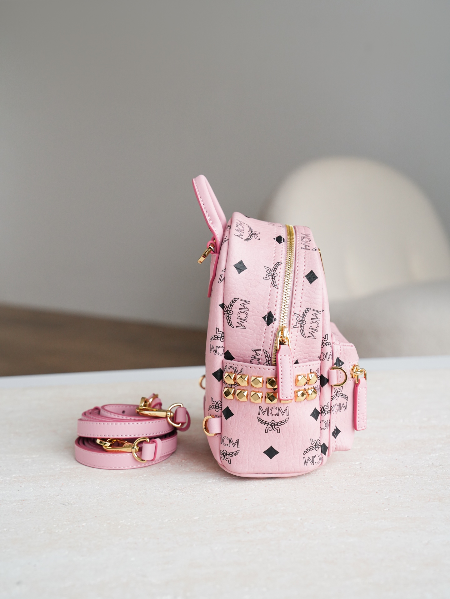 ®五金全新升级®官网同步𝙈𝘾𝙈 𝙎𝙩𝙖𝙧𝙠 𝙑𝙞𝙨𝙚𝙩𝙤𝙨桃花粉 超mini#铆钉双肩包超mini ·C