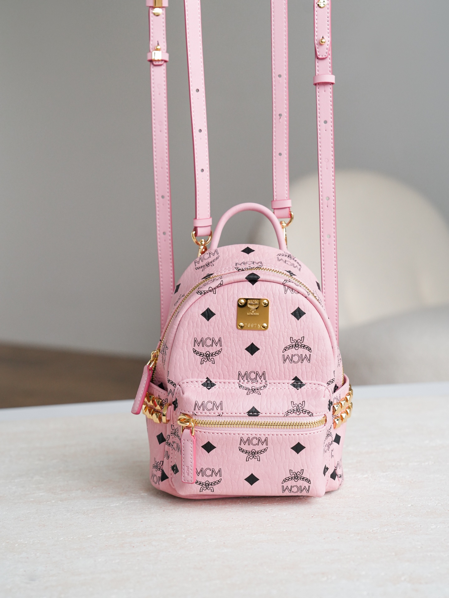 ®五金全新升级®官网同步𝙈𝘾𝙈 𝙎𝙩𝙖𝙧𝙠 𝙑𝙞𝙨𝙚𝙩𝙤𝙨桃花粉 超mini#铆钉双肩包超mini ·C