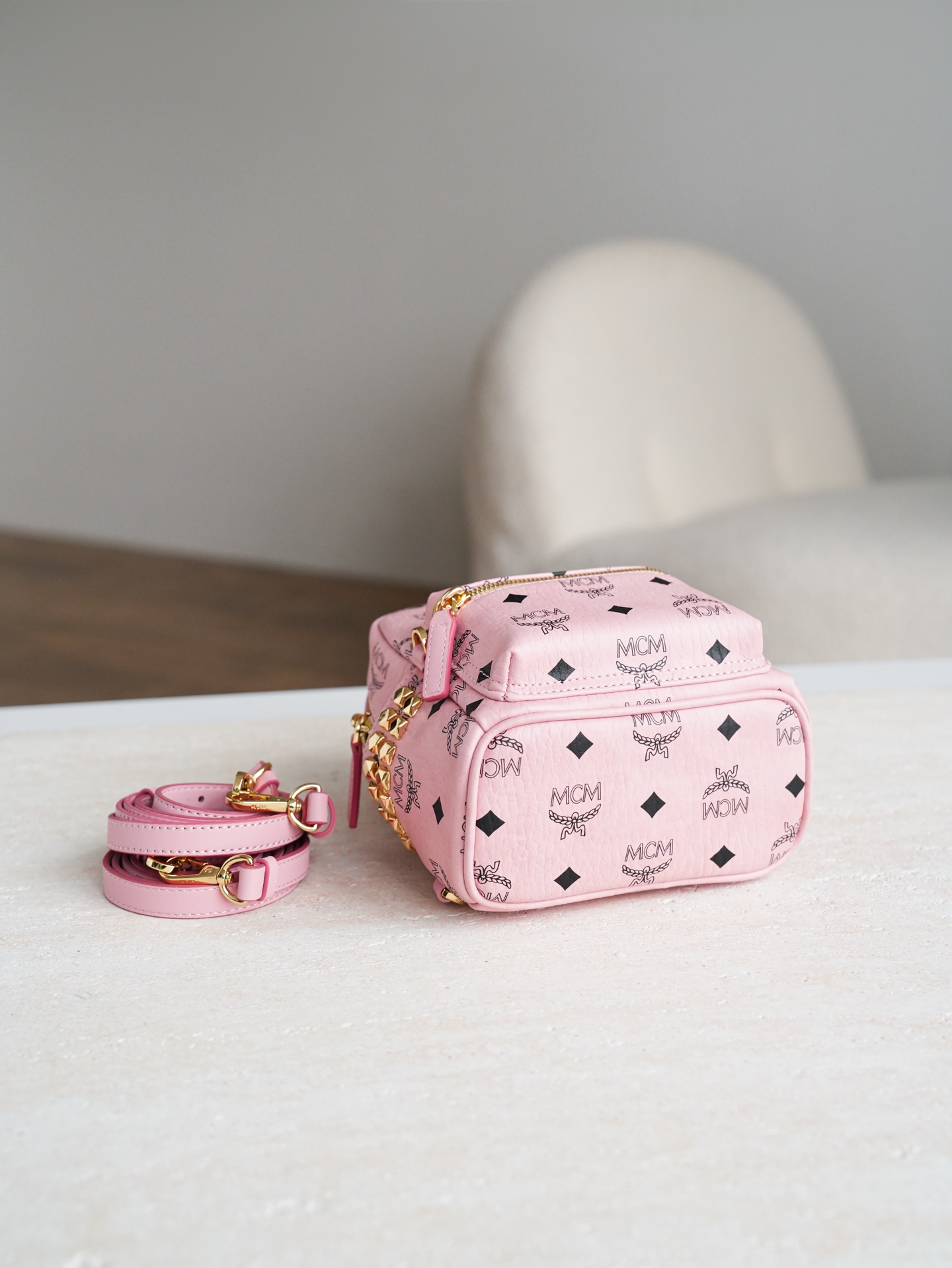 ®五金全新升级®官网同步𝙈𝘾𝙈 𝙎𝙩𝙖𝙧𝙠 𝙑𝙞𝙨𝙚𝙩𝙤𝙨桃花粉 超mini#铆钉双肩包超mini ·C