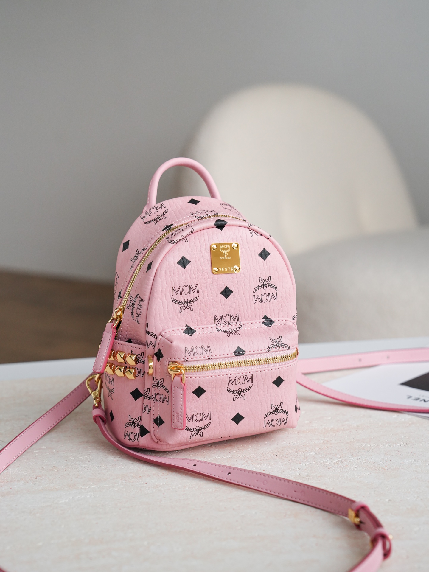 ®五金全新升级®官网同步𝙈𝘾𝙈 𝙎𝙩𝙖𝙧𝙠 𝙑𝙞𝙨𝙚𝙩𝙤𝙨桃花粉 超mini#铆钉双肩包超mini ·C