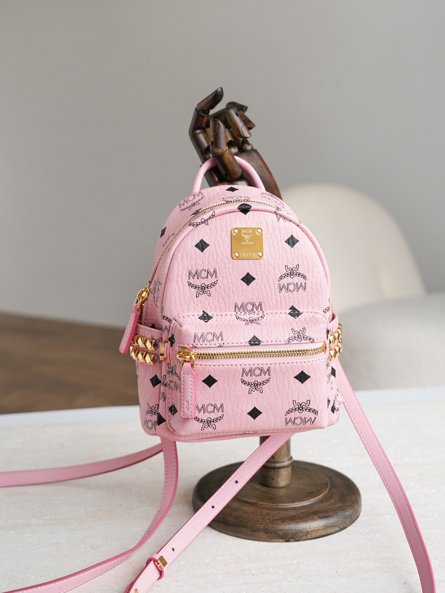 ®五金全新升级®官网同步𝙈𝘾𝙈 𝙎𝙩𝙖𝙧𝙠 𝙑𝙞𝙨𝙚𝙩𝙤𝙨桃花粉 超mini#铆钉双肩包超mini ·C