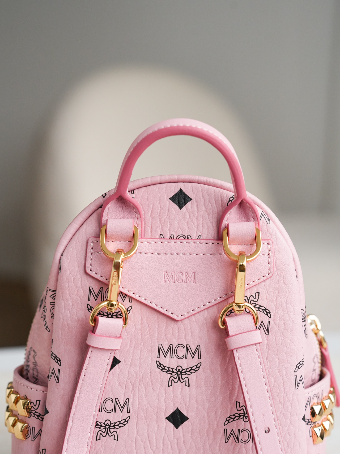 ®五金全新升级®官网同步𝙈𝘾𝙈 𝙎𝙩𝙖𝙧𝙠 𝙑𝙞𝙨𝙚𝙩𝙤𝙨桃花粉 超mini#铆钉双肩包超mini ·C