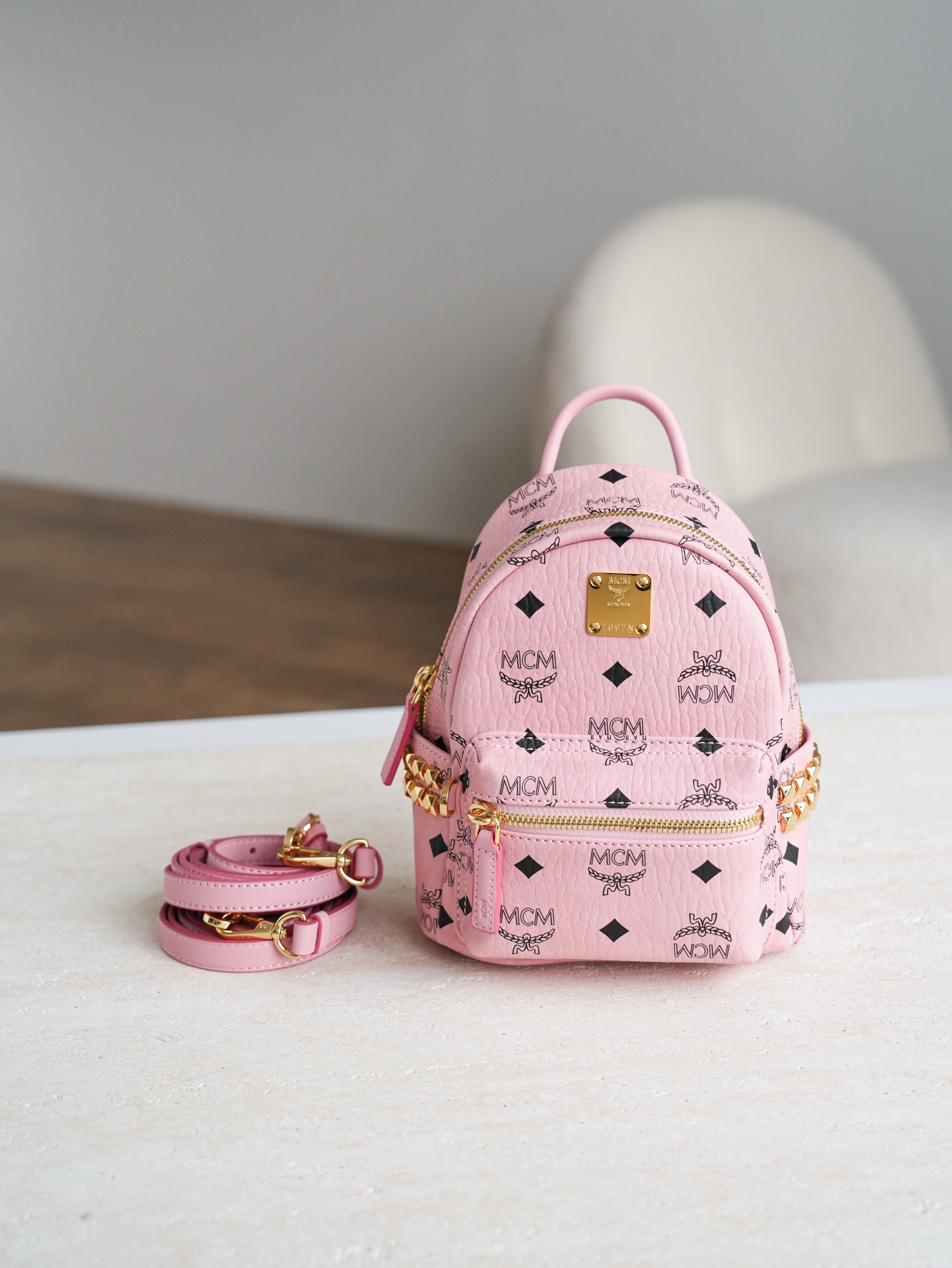 ®五金全新升级®官网同步𝙈𝘾𝙈 𝙎𝙩𝙖𝙧𝙠 𝙑𝙞𝙨𝙚𝙩𝙤𝙨桃花粉 超mini#铆钉双肩包超mini ·C