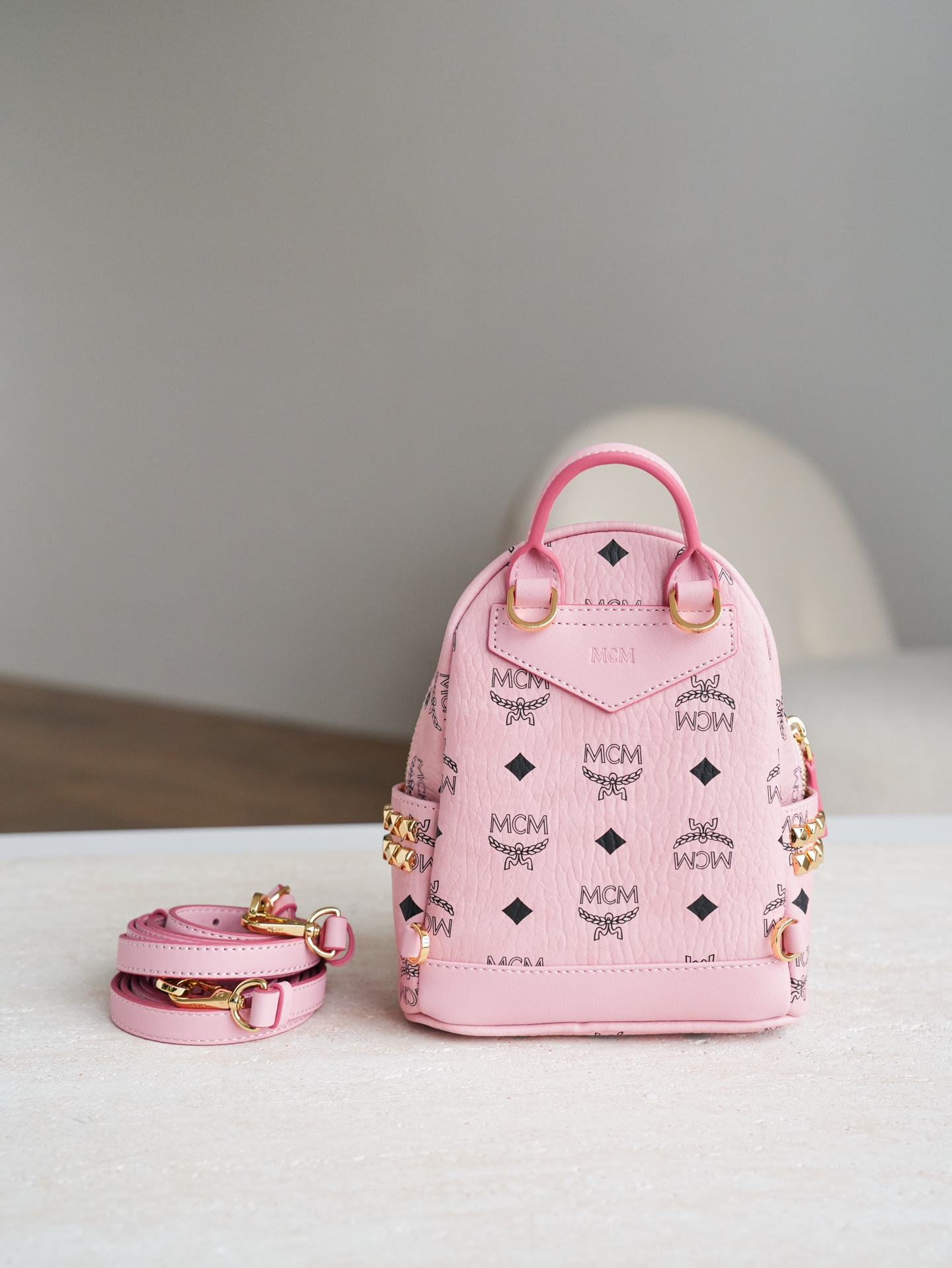 ®五金全新升级®官网同步𝙈𝘾𝙈 𝙎𝙩𝙖𝙧𝙠 𝙑𝙞𝙨𝙚𝙩𝙤𝙨桃花粉 超mini#铆钉双肩包超mini ·C