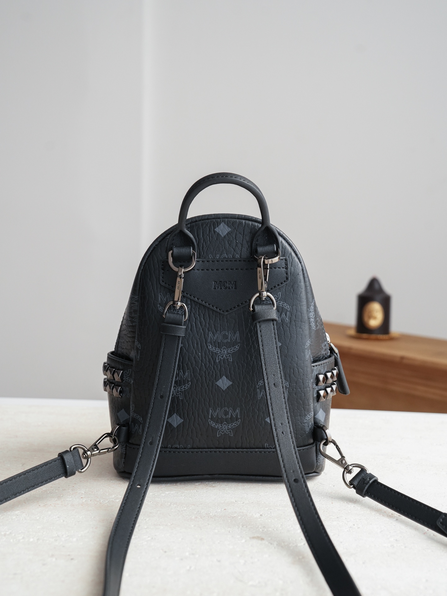 ®五金全新升级®官网同步𝙈𝘾𝙈 𝙎𝙩𝙖𝙧𝙠 𝙑𝙞𝙨𝙚𝙩𝙤𝙨黑色 超mini#铆钉双肩包·CP独家出品｜黑