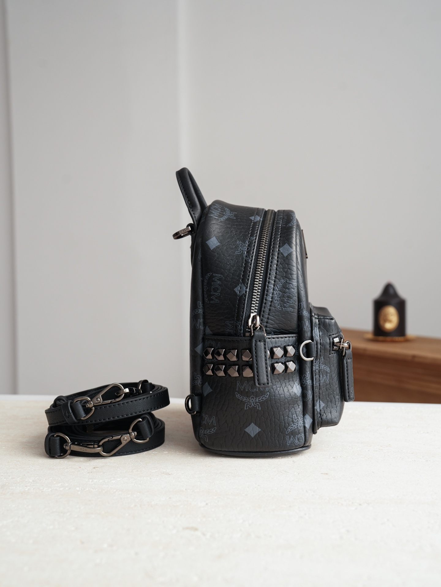 ®五金全新升级®官网同步𝙈𝘾𝙈 𝙎𝙩𝙖𝙧𝙠 𝙑𝙞𝙨𝙚𝙩𝙤𝙨黑色 超mini#铆钉双肩包·CP独家出品｜黑