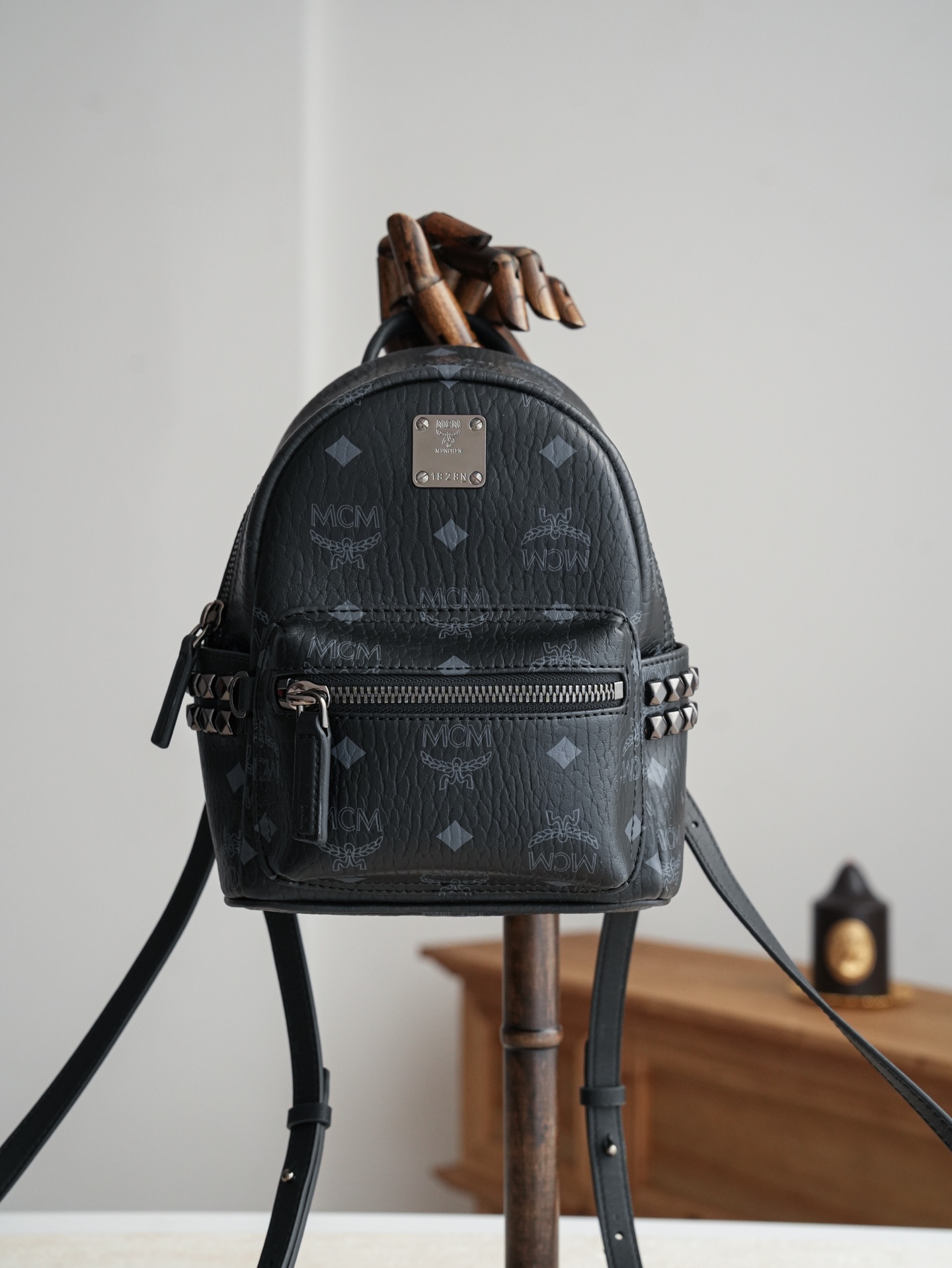 ®五金全新升级®官网同步𝙈𝘾𝙈 𝙎𝙩𝙖𝙧𝙠 𝙑𝙞𝙨𝙚𝙩𝙤𝙨黑色 超mini#铆钉双肩包·CP独家出品｜黑