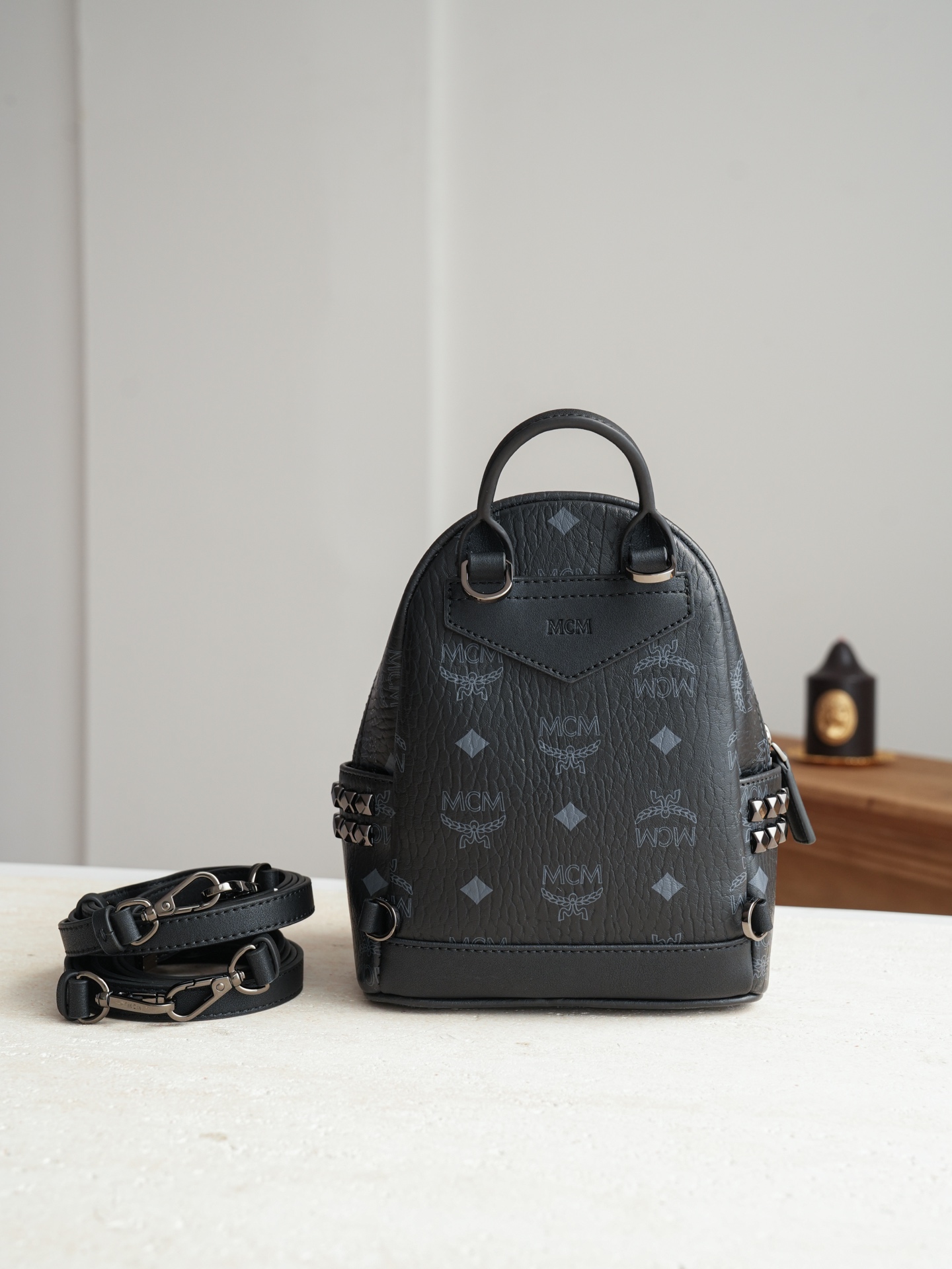 ®五金全新升级®官网同步𝙈𝘾𝙈 𝙎𝙩𝙖𝙧𝙠 𝙑𝙞𝙨𝙚𝙩𝙤𝙨黑色 超mini#铆钉双肩包·CP独家出品｜黑