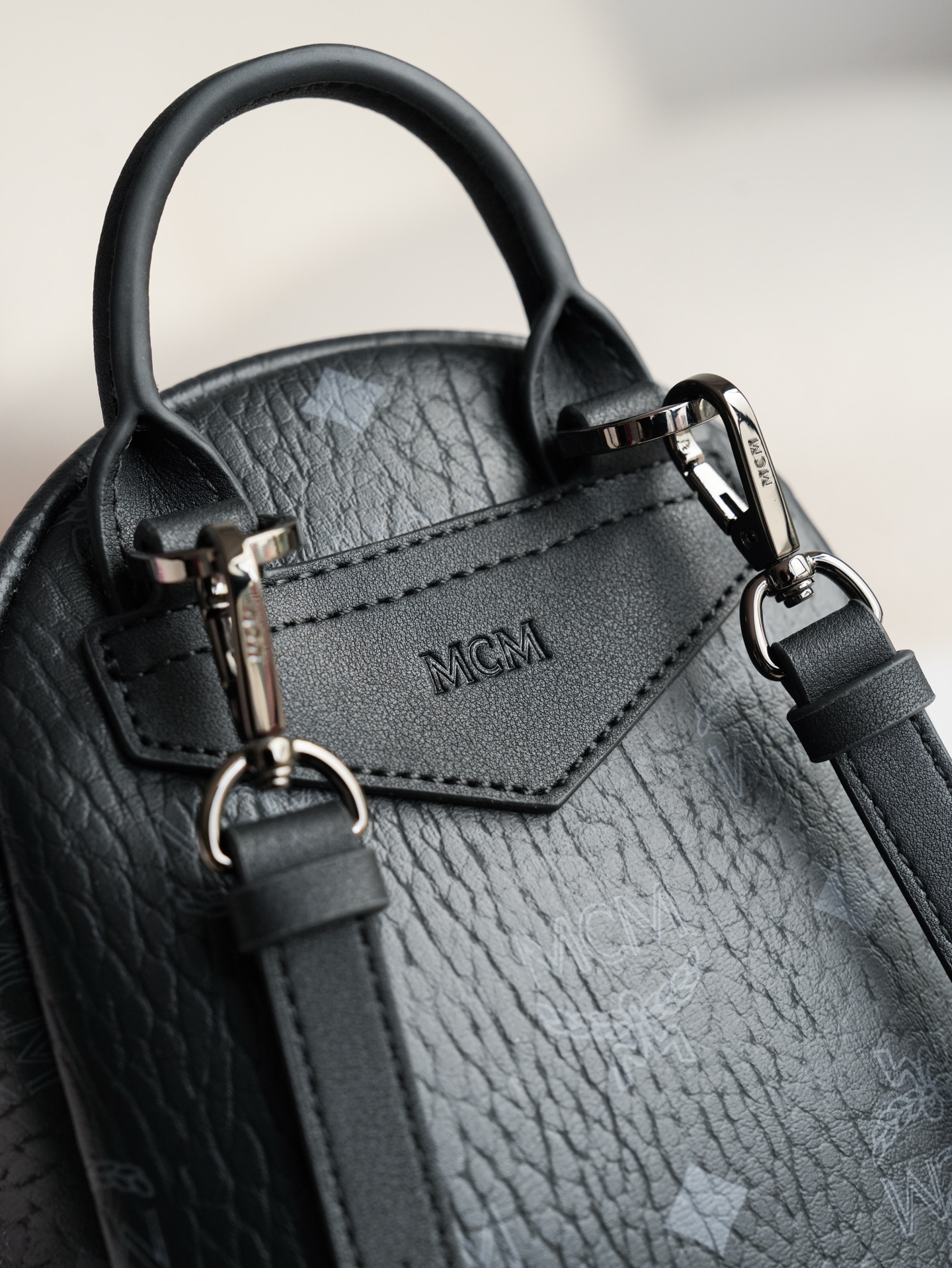 ®五金全新升级®官网同步𝙈𝘾𝙈 𝙎𝙩𝙖𝙧𝙠 𝙑𝙞𝙨𝙚𝙩𝙤𝙨黑色 超mini#铆钉双肩包·CP独家出品｜黑