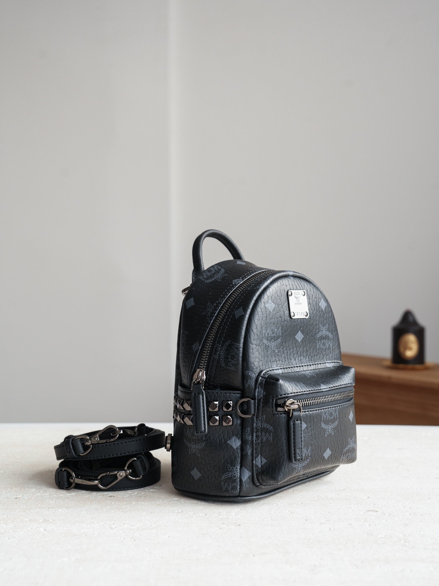 ®五金全新升级®官网同步𝙈𝘾𝙈 𝙎𝙩𝙖𝙧𝙠 𝙑𝙞𝙨𝙚𝙩𝙤𝙨黑色 超mini#铆钉双肩包·CP独家出品｜黑