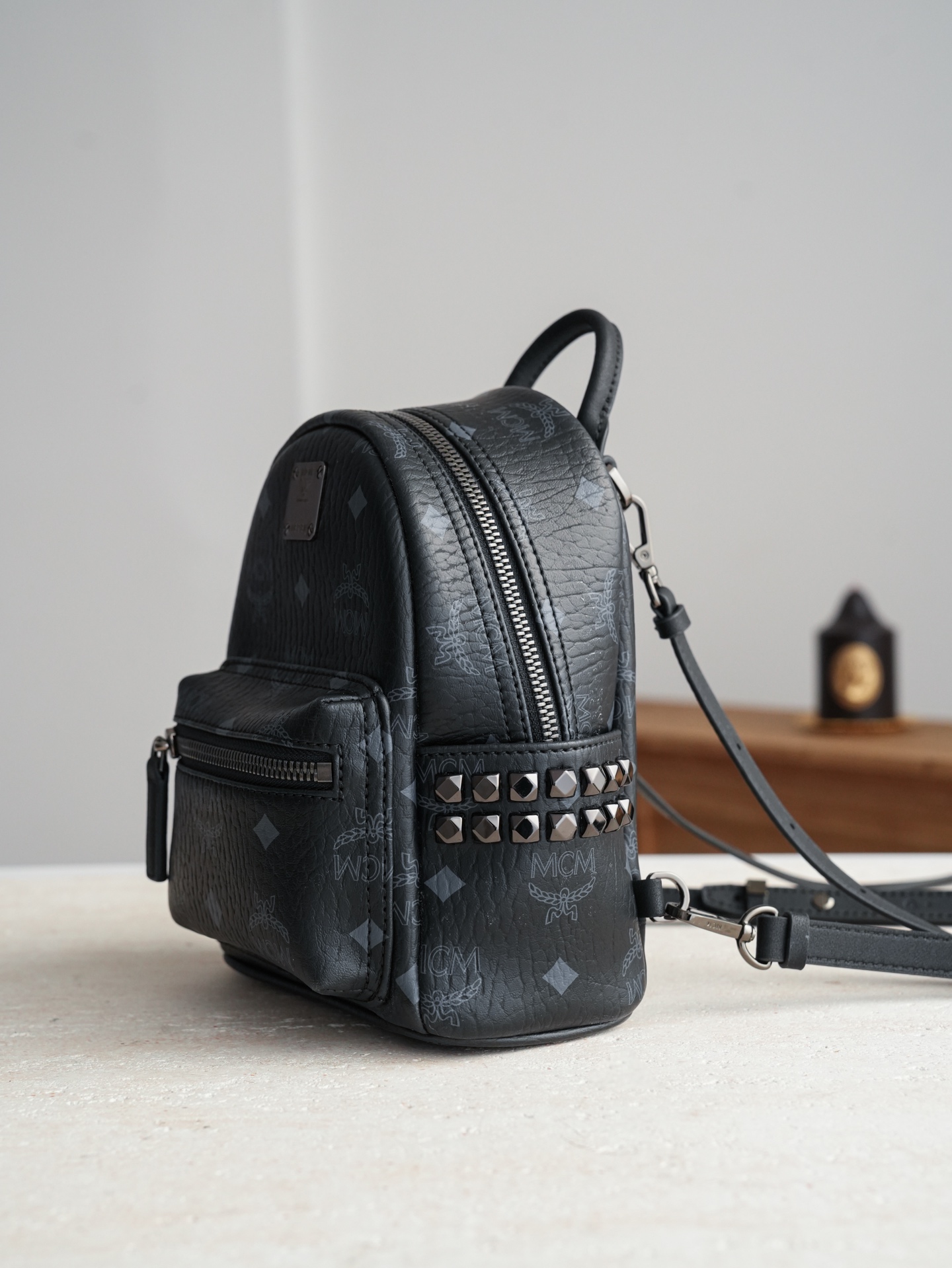 ®五金全新升级®官网同步𝙈𝘾𝙈 𝙎𝙩𝙖𝙧𝙠 𝙑𝙞𝙨𝙚𝙩𝙤𝙨黑色 超mini#铆钉双肩包·CP独家出品｜黑