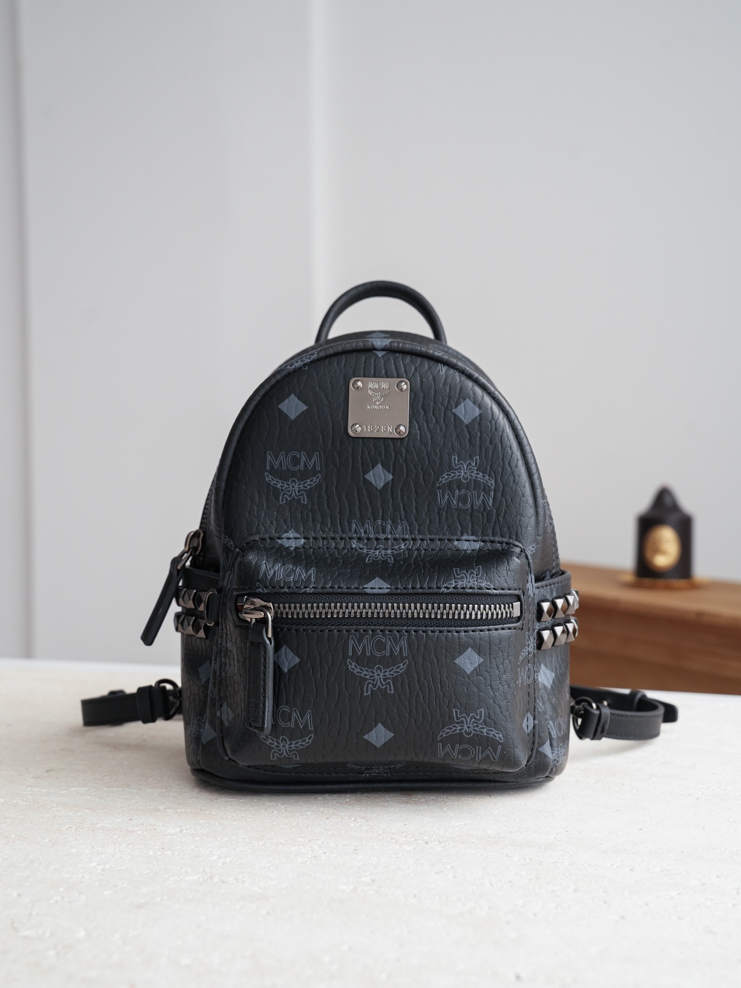 ®五金全新升级®官网同步𝙈𝘾𝙈 𝙎𝙩𝙖𝙧𝙠 𝙑𝙞𝙨𝙚𝙩𝙤𝙨黑色 超mini#铆钉双肩包·CP独家出品｜黑