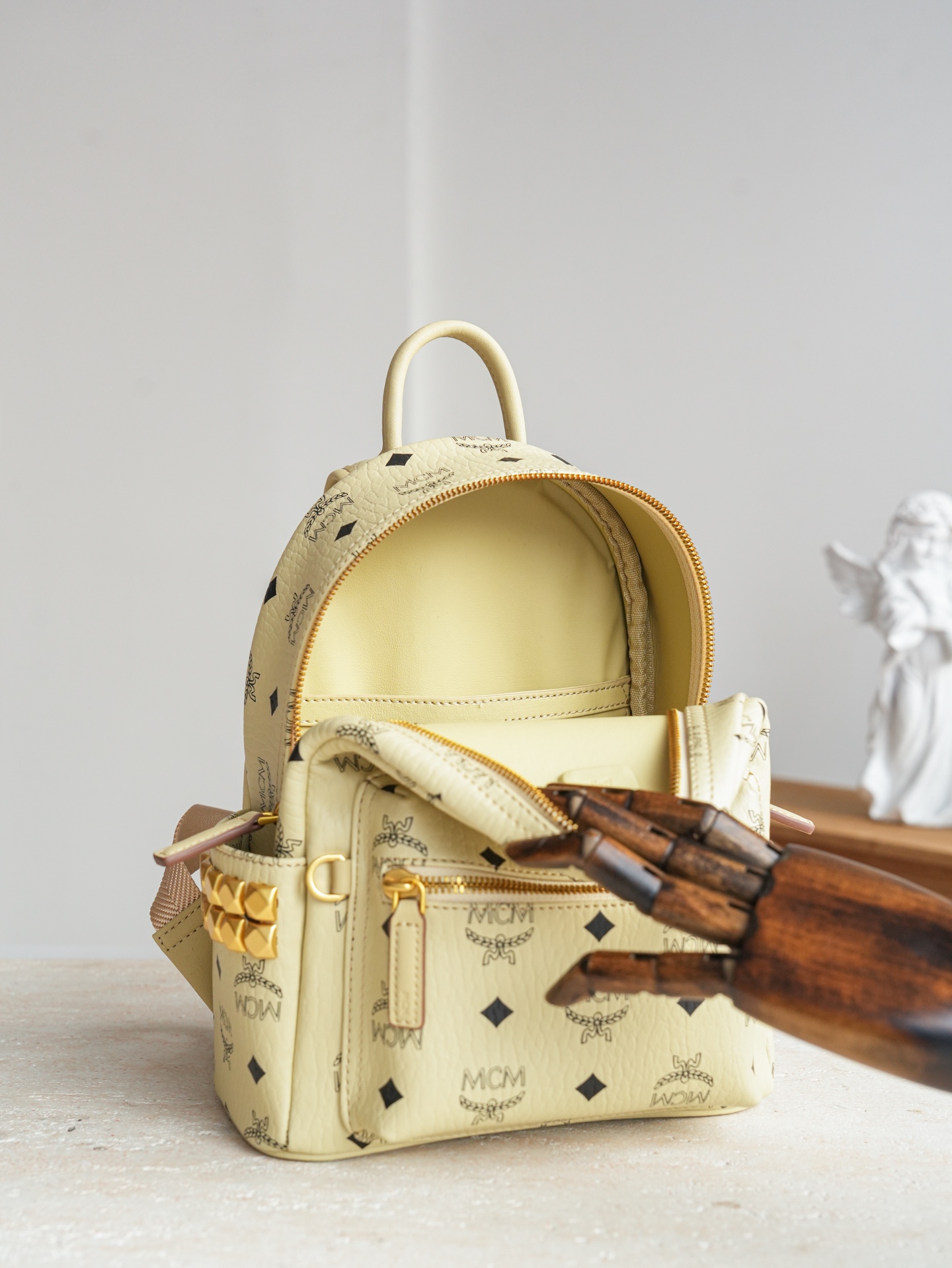 ®全新升级®官网同步𝙈𝘾𝙈 𝙎𝙩𝙖𝙧𝙠 𝙎𝙞𝙙𝙚 𝙎𝙩𝙪𝙙𝙨𝘽𝙖𝙘𝙠𝙥𝙖𝙘𝙠 𝙞𝙣 𝙑𝙞𝙨𝙚𝙩𝙤𝙨米白色