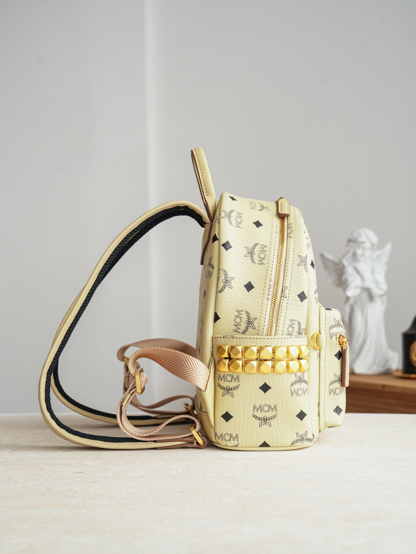 ®全新升级®官网同步𝙈𝘾𝙈 𝙎𝙩𝙖𝙧𝙠 𝙎𝙞𝙙𝙚 𝙎𝙩𝙪𝙙𝙨𝘽𝙖𝙘𝙠𝙥𝙖𝙘𝙠 𝙞𝙣 𝙑𝙞𝙨𝙚𝙩𝙤𝙨米白色