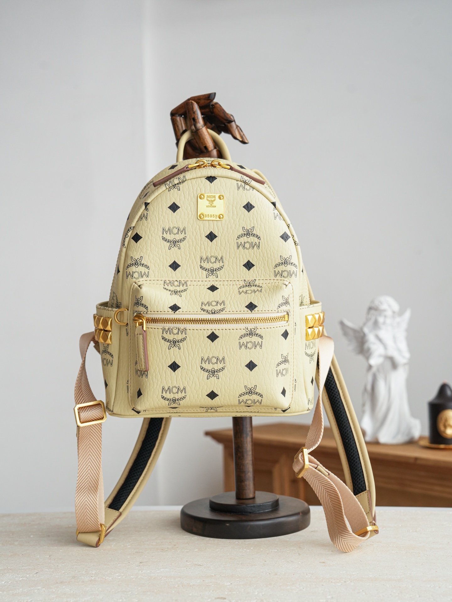 ®全新升级®官网同步𝙈𝘾𝙈 𝙎𝙩𝙖𝙧𝙠 𝙎𝙞𝙙𝙚 𝙎𝙩𝙪𝙙𝙨𝘽𝙖𝙘𝙠𝙥𝙖𝙘𝙠 𝙞𝙣 𝙑𝙞𝙨𝙚𝙩𝙤𝙨米白色