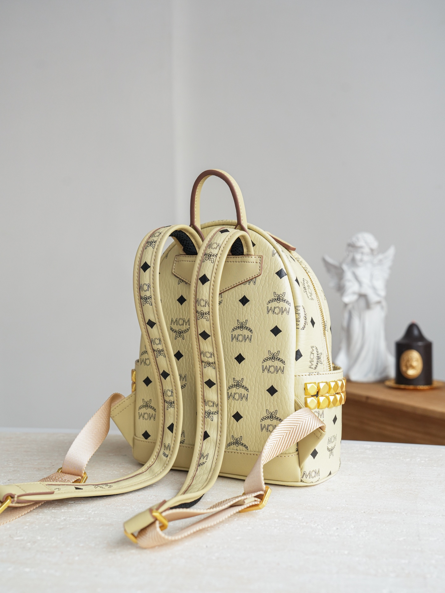 ®全新升级®官网同步𝙈𝘾𝙈 𝙎𝙩𝙖𝙧𝙠 𝙎𝙞𝙙𝙚 𝙎𝙩𝙪𝙙𝙨𝘽𝙖𝙘𝙠𝙥𝙖𝙘𝙠 𝙞𝙣 𝙑𝙞𝙨𝙚𝙩𝙤𝙨米白色