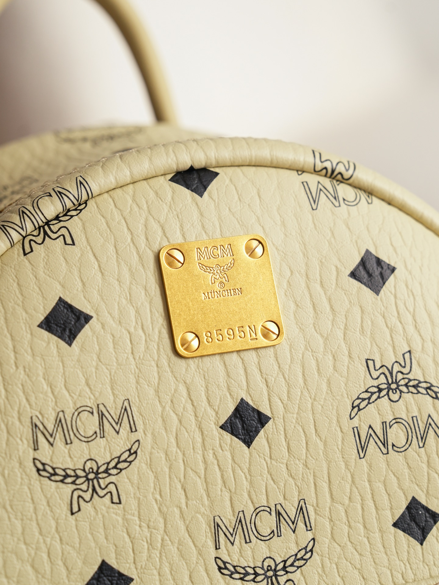 ®全新升级®官网同步𝙈𝘾𝙈 𝙎𝙩𝙖𝙧𝙠 𝙎𝙞𝙙𝙚 𝙎𝙩𝙪𝙙𝙨𝘽𝙖𝙘𝙠𝙥𝙖𝙘𝙠 𝙞𝙣 𝙑𝙞𝙨𝙚𝙩𝙤𝙨米白色