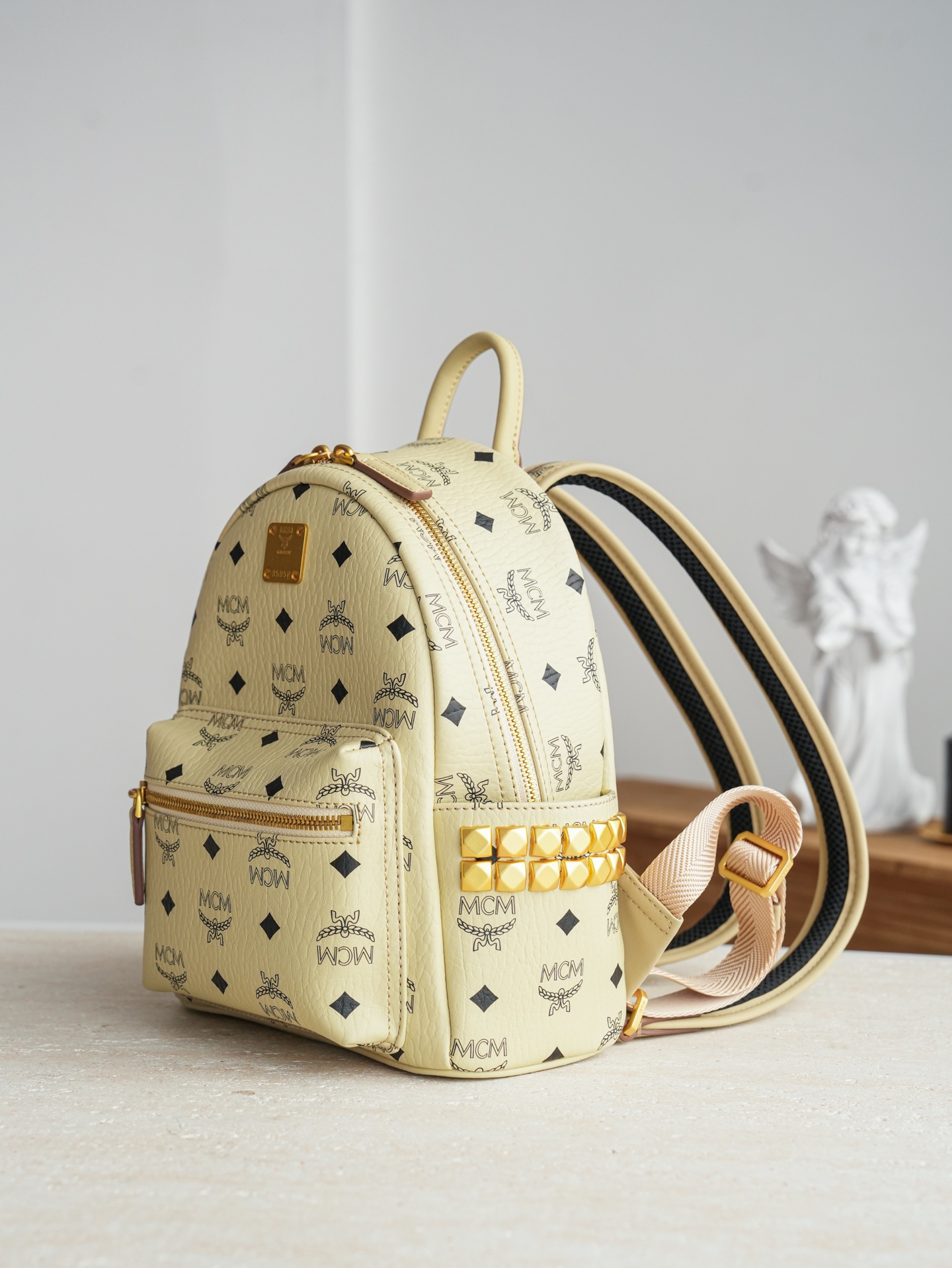 ®全新升级®官网同步𝙈𝘾𝙈 𝙎𝙩𝙖𝙧𝙠 𝙎𝙞𝙙𝙚 𝙎𝙩𝙪𝙙𝙨𝘽𝙖𝙘𝙠𝙥𝙖𝙘𝙠 𝙞𝙣 𝙑𝙞𝙨𝙚𝙩𝙤𝙨米白色