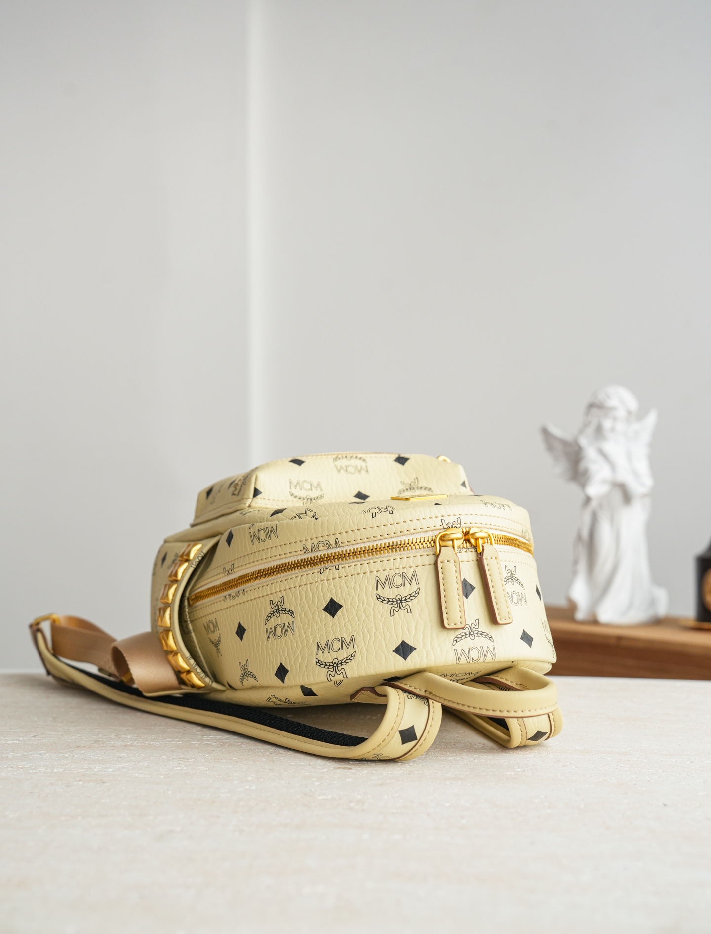 ®全新升级®官网同步𝙈𝘾𝙈 𝙎𝙩𝙖𝙧𝙠 𝙎𝙞𝙙𝙚 𝙎𝙩𝙪𝙙𝙨𝘽𝙖𝙘𝙠𝙥𝙖𝙘𝙠 𝙞𝙣 𝙑𝙞𝙨𝙚𝙩𝙤𝙨米白色