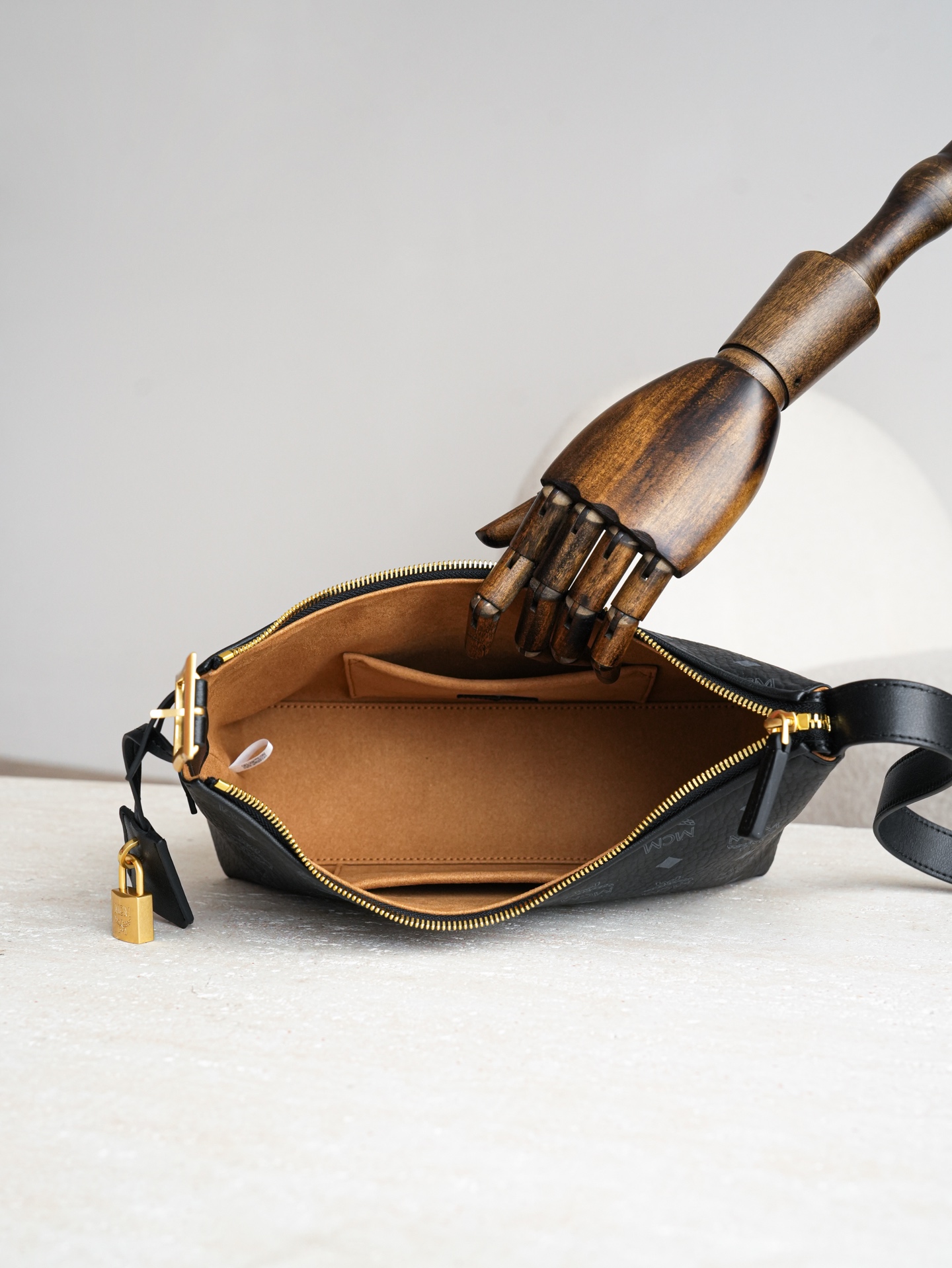 ￼ 𝗠𝗖𝗠 𝗔𝗿𝗲𝗻 𝗛𝗼𝗯𝗼🆕新款重点‼️五金/升级/与ZP一致/可对比黑色 Small#腋下肩背包·