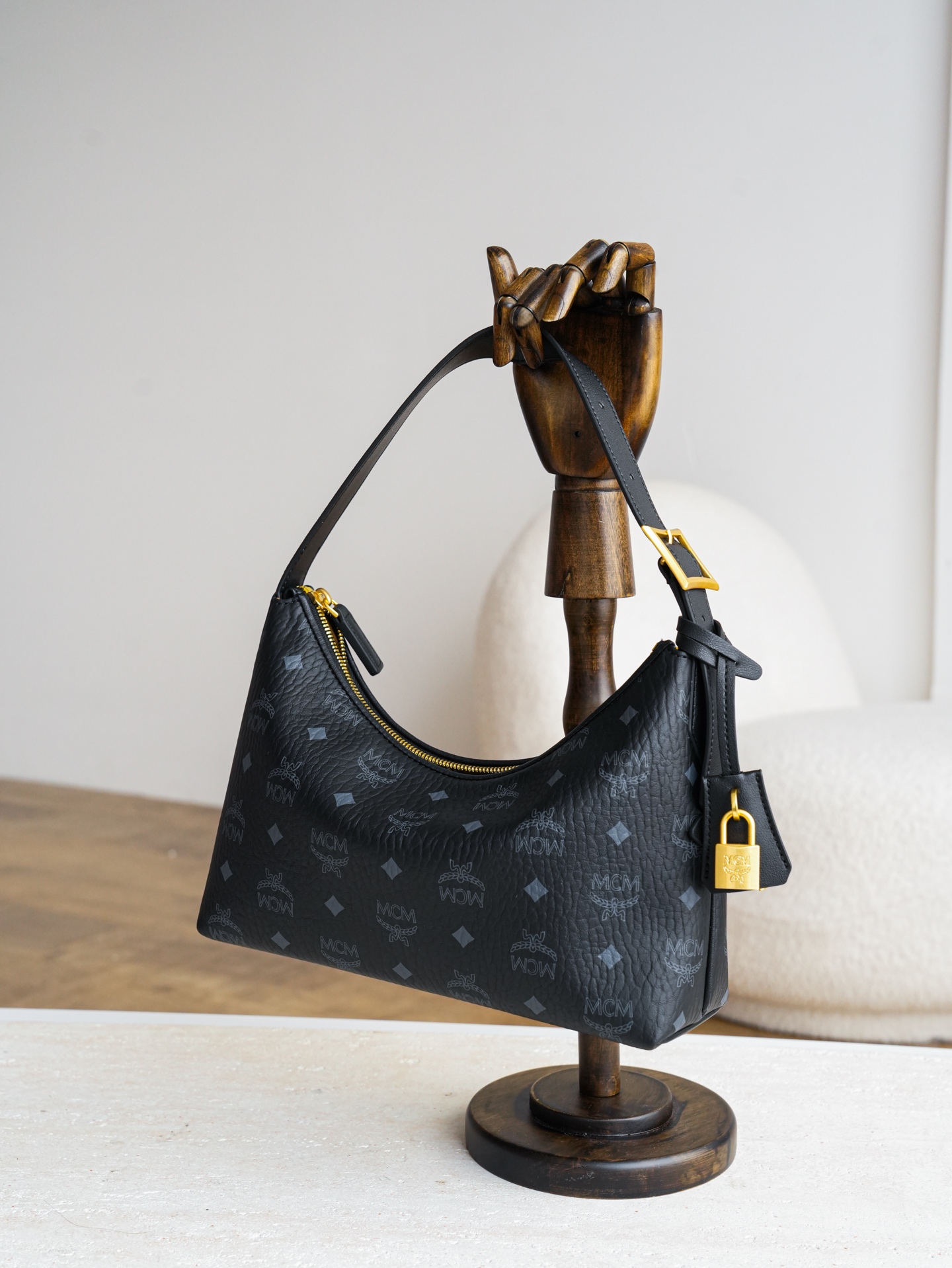 ￼ 𝗠𝗖𝗠 𝗔𝗿𝗲𝗻 𝗛𝗼𝗯𝗼🆕新款重点‼️五金/升级/与ZP一致/可对比黑色 Small#腋下肩背包·