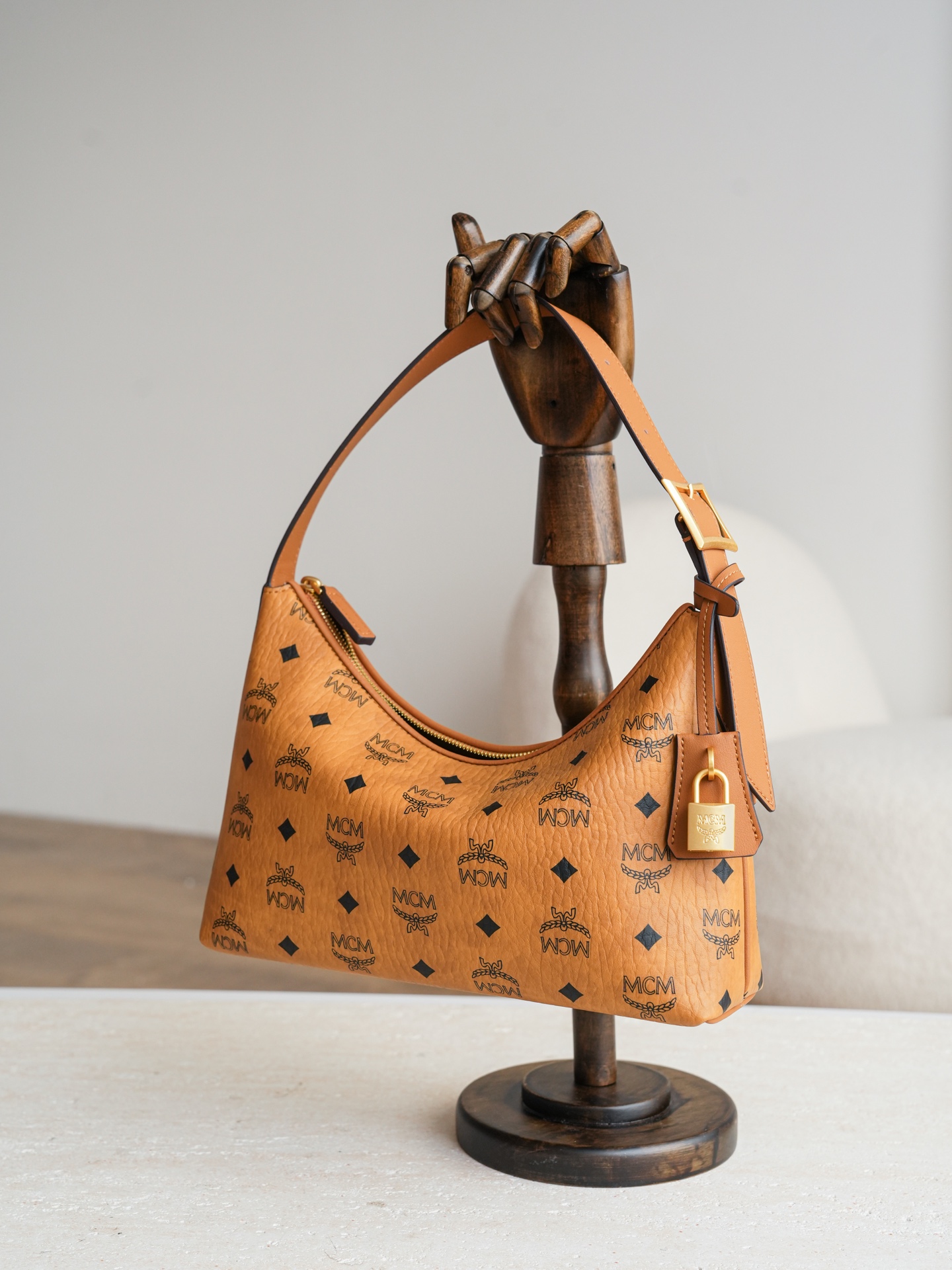 𝗠𝗖𝗠 𝗔𝗿𝗲𝗻 𝗛𝗼𝗯𝗼🆕新款重点‼️颜色/ZP五金一致/可对比干邑色Small#腋下肩背包·Cp独家