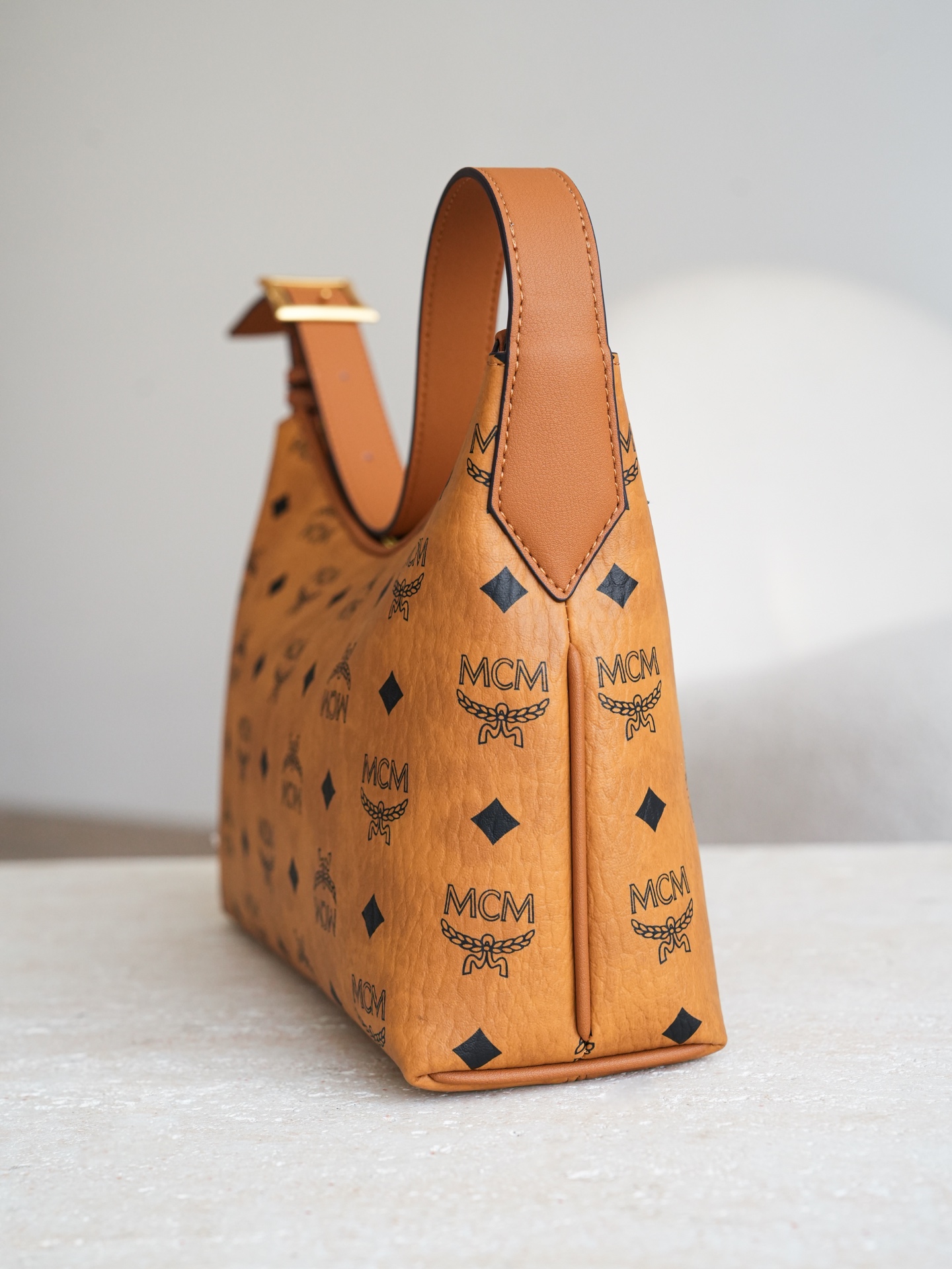 𝗠𝗖𝗠 𝗔𝗿𝗲𝗻 𝗛𝗼𝗯𝗼🆕新款重点‼️颜色/ZP五金一致/可对比干邑色Small#腋下肩背包·Cp独家