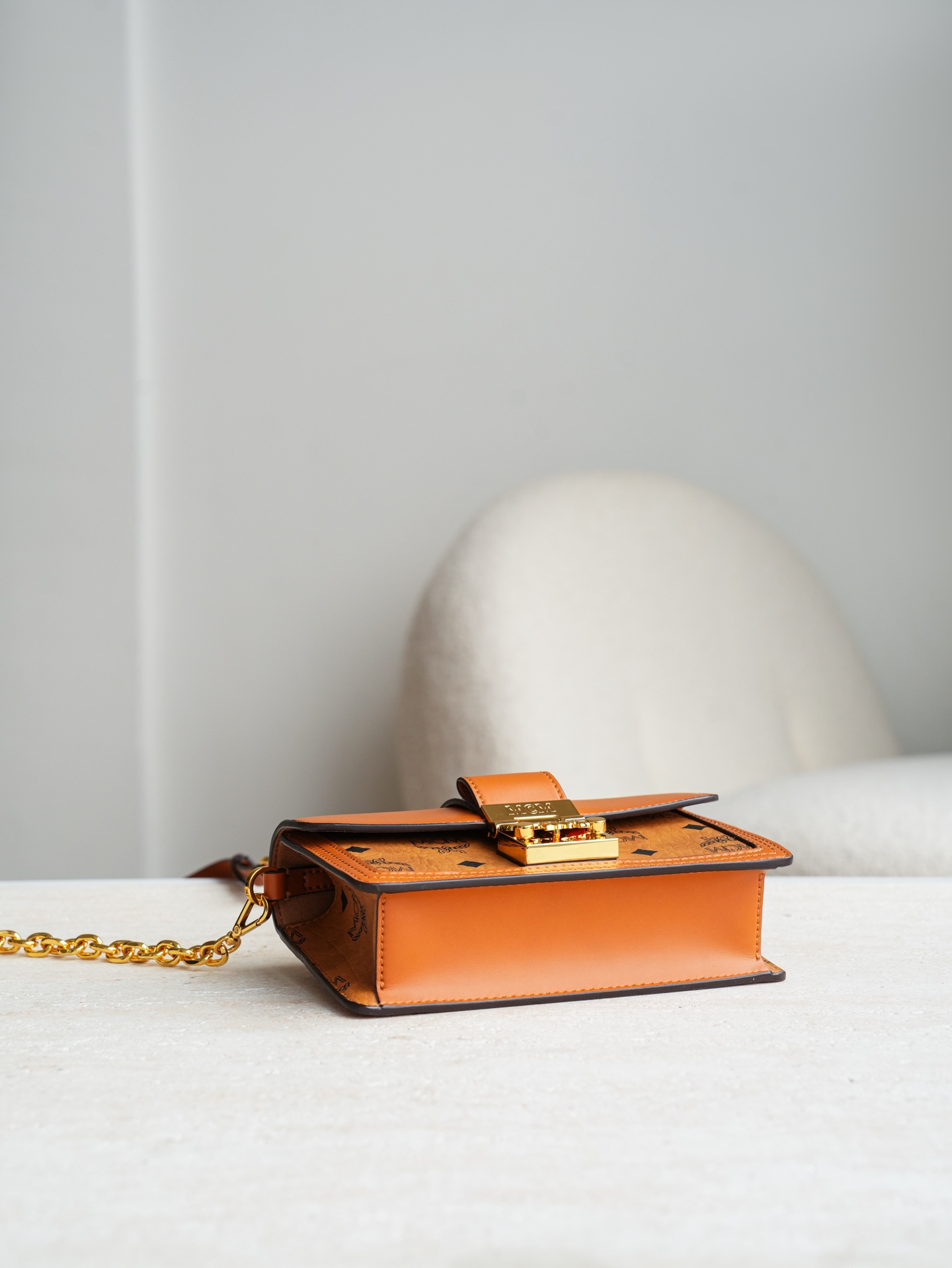 𝐌𝐂𝐌 𝐓𝐫𝐚𝐜𝐲 𝐕𝐢𝐬𝐞𝐭𝐨𝐬⛓️链条斜挎包独家®️经典干邑色这款Tracy斜挎包采用Visetos