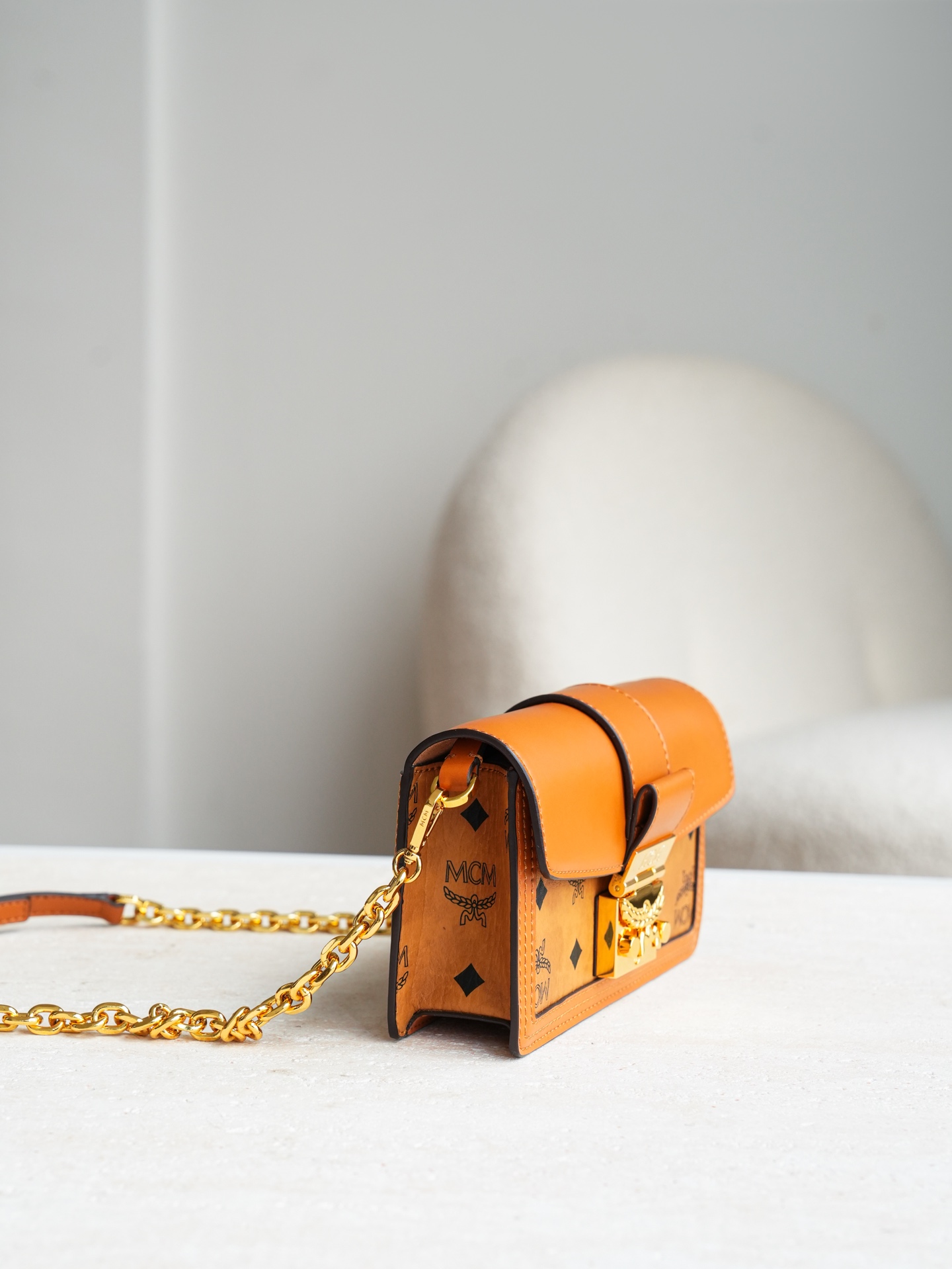 𝐌𝐂𝐌 𝐓𝐫𝐚𝐜𝐲 𝐕𝐢𝐬𝐞𝐭𝐨𝐬⛓️链条斜挎包独家®️经典干邑色这款Tracy斜挎包采用Visetos