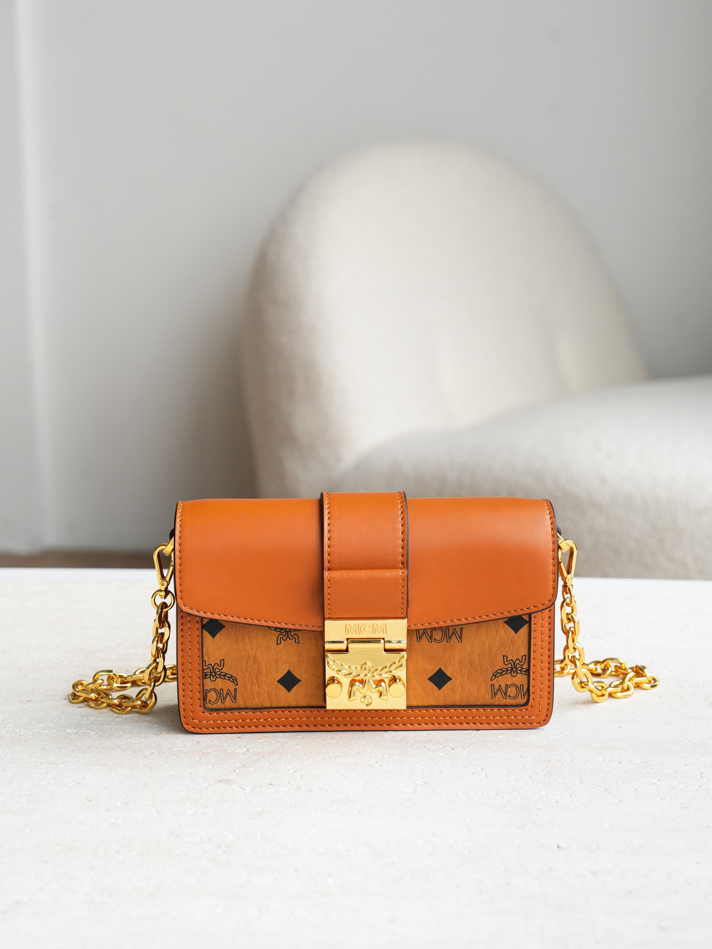 𝐌𝐂𝐌 𝐓𝐫𝐚𝐜𝐲 𝐕𝐢𝐬𝐞𝐭𝐨𝐬⛓️链条斜挎包独家®️经典干邑色这款Tracy斜挎包采用Visetos