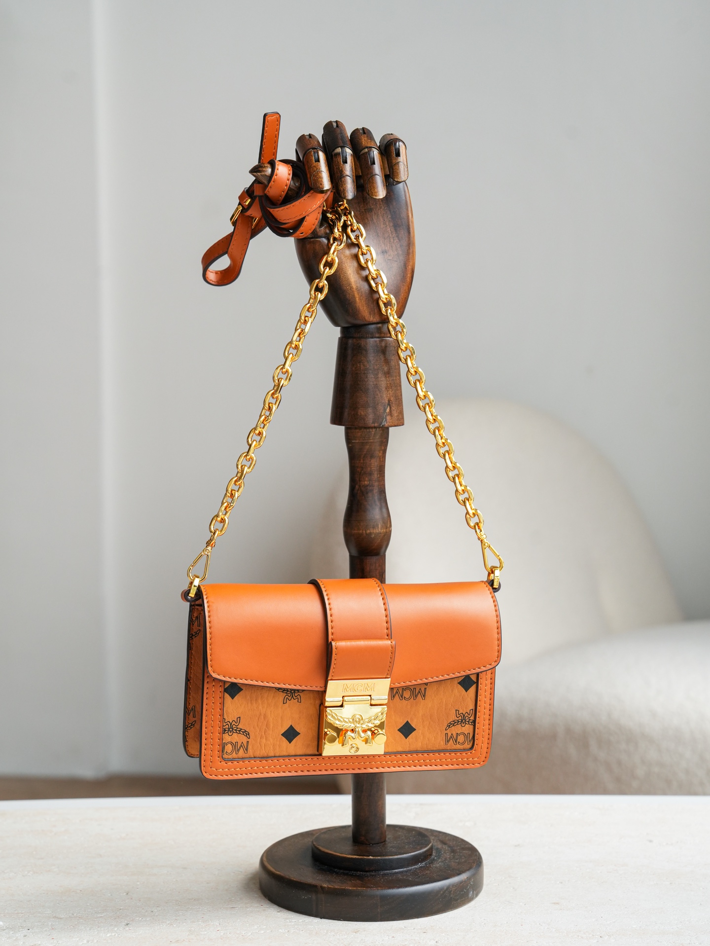 𝐌𝐂𝐌 𝐓𝐫𝐚𝐜𝐲 𝐕𝐢𝐬𝐞𝐭𝐨𝐬⛓️链条斜挎包独家®️经典干邑色这款Tracy斜挎包采用Visetos