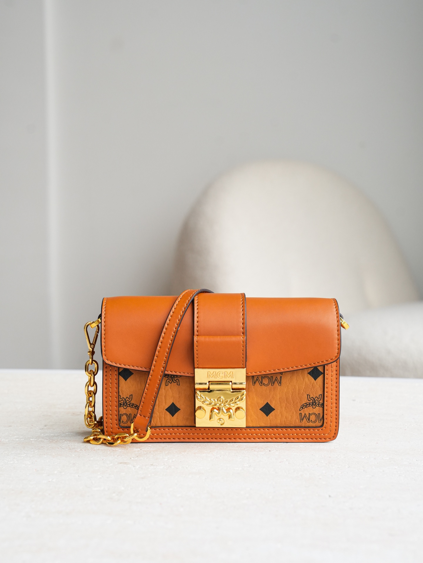 𝐌𝐂𝐌 𝐓𝐫𝐚𝐜𝐲 𝐕𝐢𝐬𝐞𝐭𝐨𝐬⛓️链条斜挎包独家®️经典干邑色这款Tracy斜挎包采用Visetos