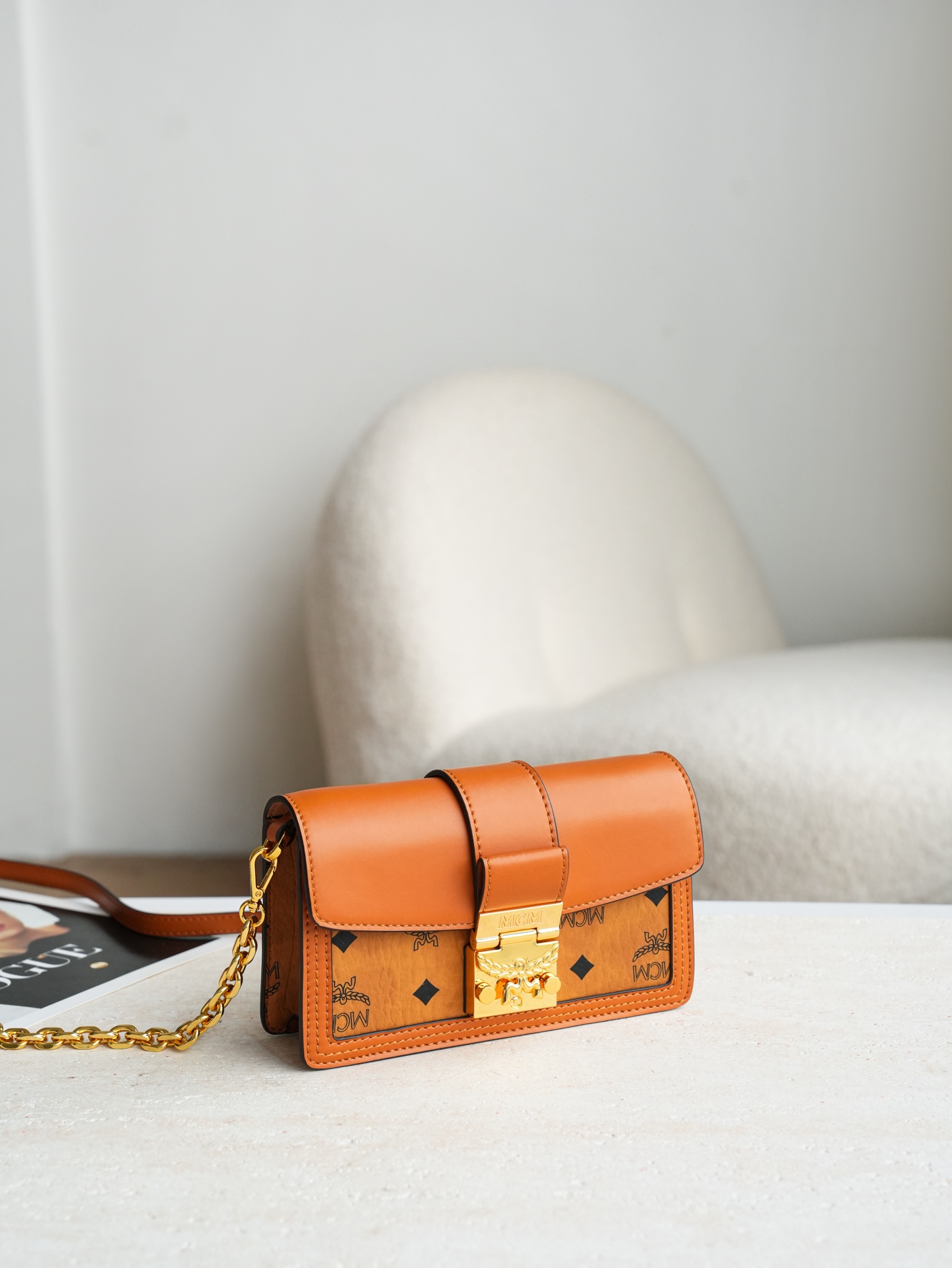 𝐌𝐂𝐌 𝐓𝐫𝐚𝐜𝐲 𝐕𝐢𝐬𝐞𝐭𝐨𝐬⛓️链条斜挎包独家®️经典干邑色这款Tracy斜挎包采用Visetos