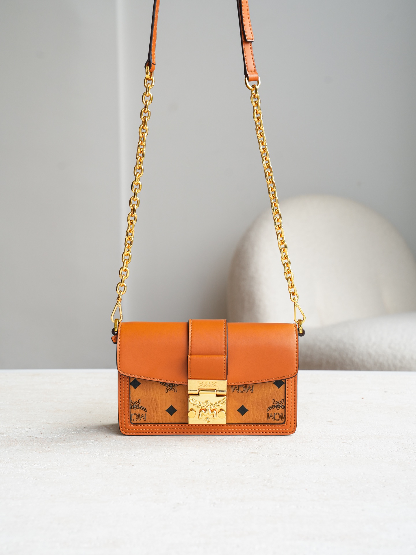 𝐌𝐂𝐌 𝐓𝐫𝐚𝐜𝐲 𝐕𝐢𝐬𝐞𝐭𝐨𝐬⛓️链条斜挎包独家®️经典干邑色这款Tracy斜挎包采用Visetos