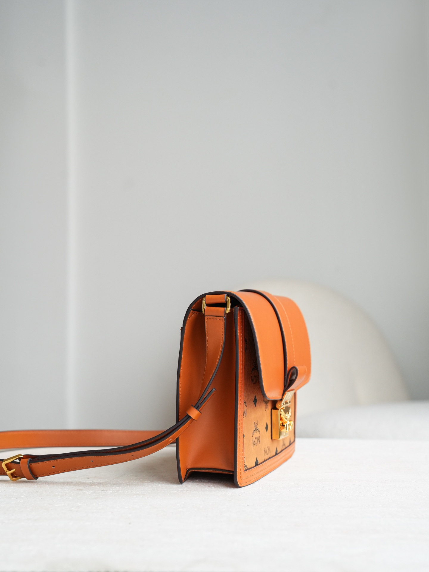 𝐌𝐂𝐌 𝐓𝐚𝐫𝐜𝐲 𝐕𝐢𝐬𝐞𝐭𝐨𝐬撞色达芙妮 中号/可斜挎/肩肩独家®️经典干邑拼色这款Tracy肩背包