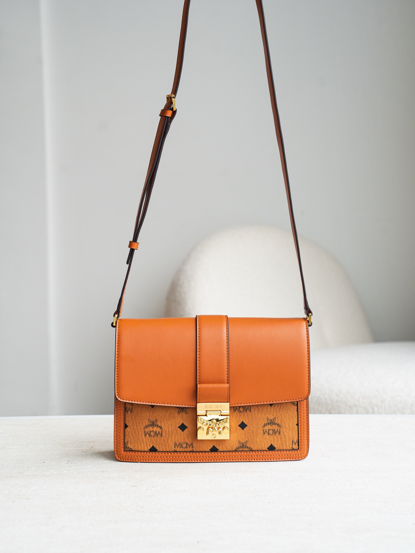 𝐌𝐂𝐌 𝐓𝐚𝐫𝐜𝐲 𝐕𝐢𝐬𝐞𝐭𝐨𝐬撞色达芙妮 中号/可斜挎/肩肩独家®️经典干邑拼色这款Tracy肩背包