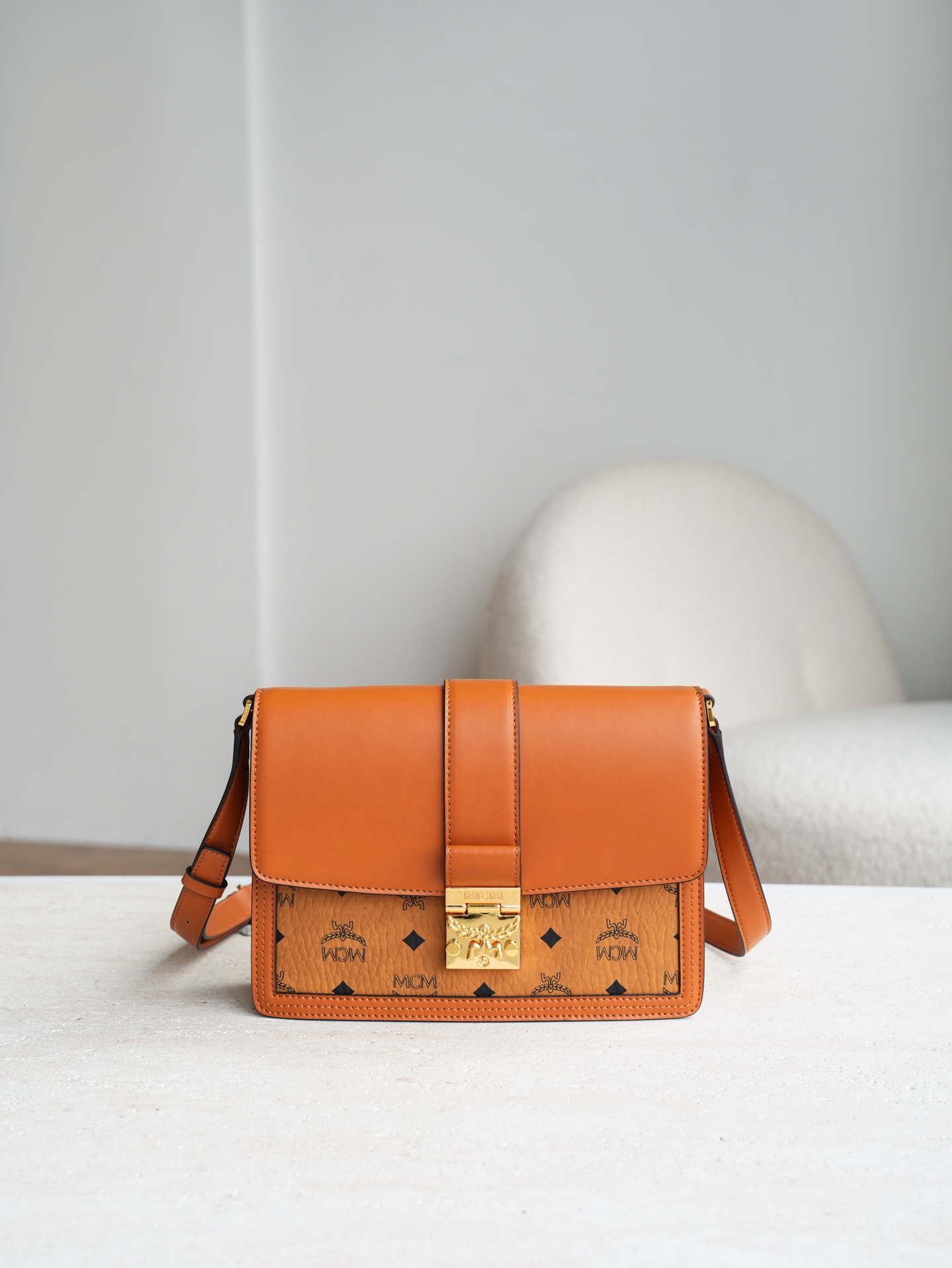 𝐌𝐂𝐌 𝐓𝐚𝐫𝐜𝐲 𝐕𝐢𝐬𝐞𝐭𝐨𝐬撞色达芙妮 中号/可斜挎/肩肩独家®️经典干邑拼色这款Tracy肩背包