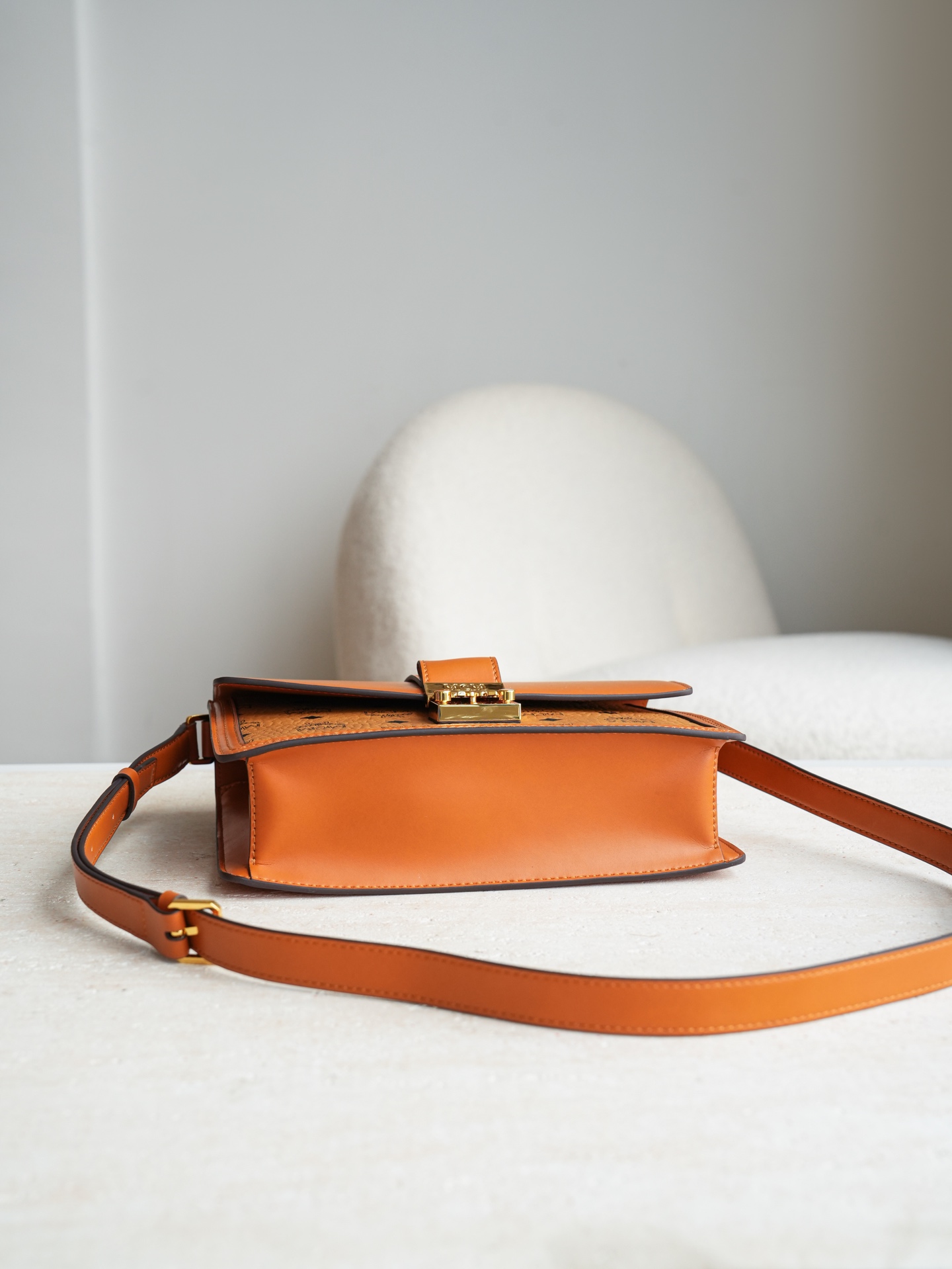 𝐌𝐂𝐌 𝐓𝐚𝐫𝐜𝐲 𝐕𝐢𝐬𝐞𝐭𝐨𝐬撞色达芙妮 中号/可斜挎/肩肩独家®️经典干邑拼色这款Tracy肩背包