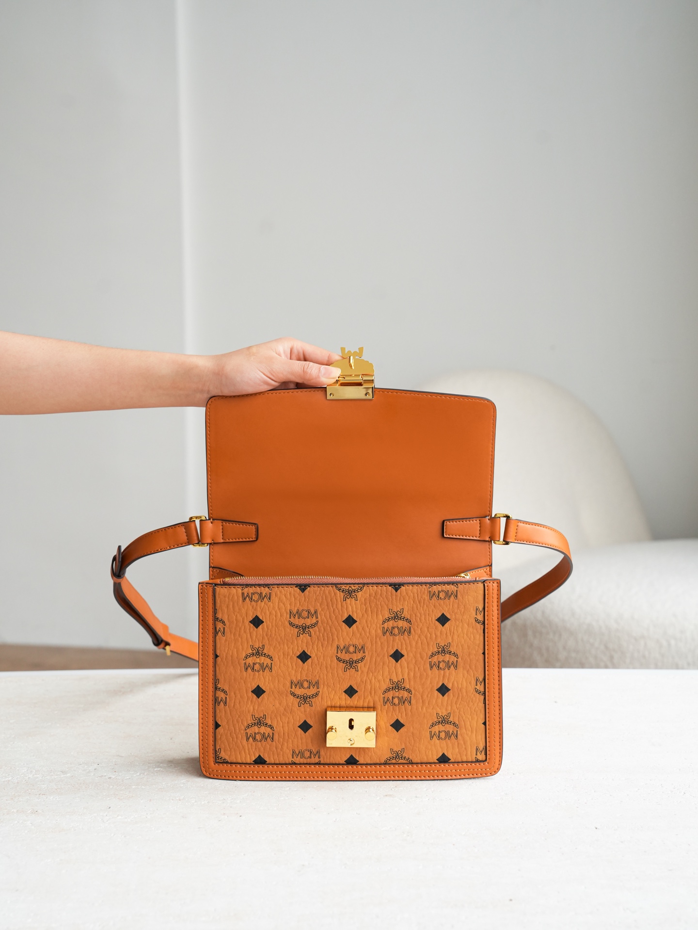 𝐌𝐂𝐌 𝐓𝐚𝐫𝐜𝐲 𝐕𝐢𝐬𝐞𝐭𝐨𝐬撞色达芙妮 中号/可斜挎/肩肩独家®️经典干邑拼色这款Tracy肩背包