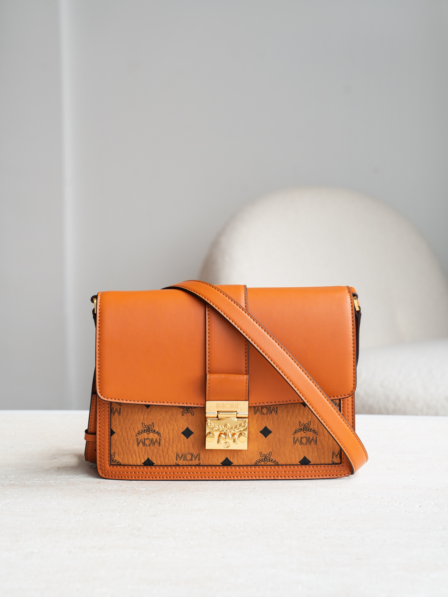 𝐌𝐂𝐌 𝐓𝐚𝐫𝐜𝐲 𝐕𝐢𝐬𝐞𝐭𝐨𝐬撞色达芙妮 中号/可斜挎/肩肩独家®️经典干邑拼色这款Tracy肩背包