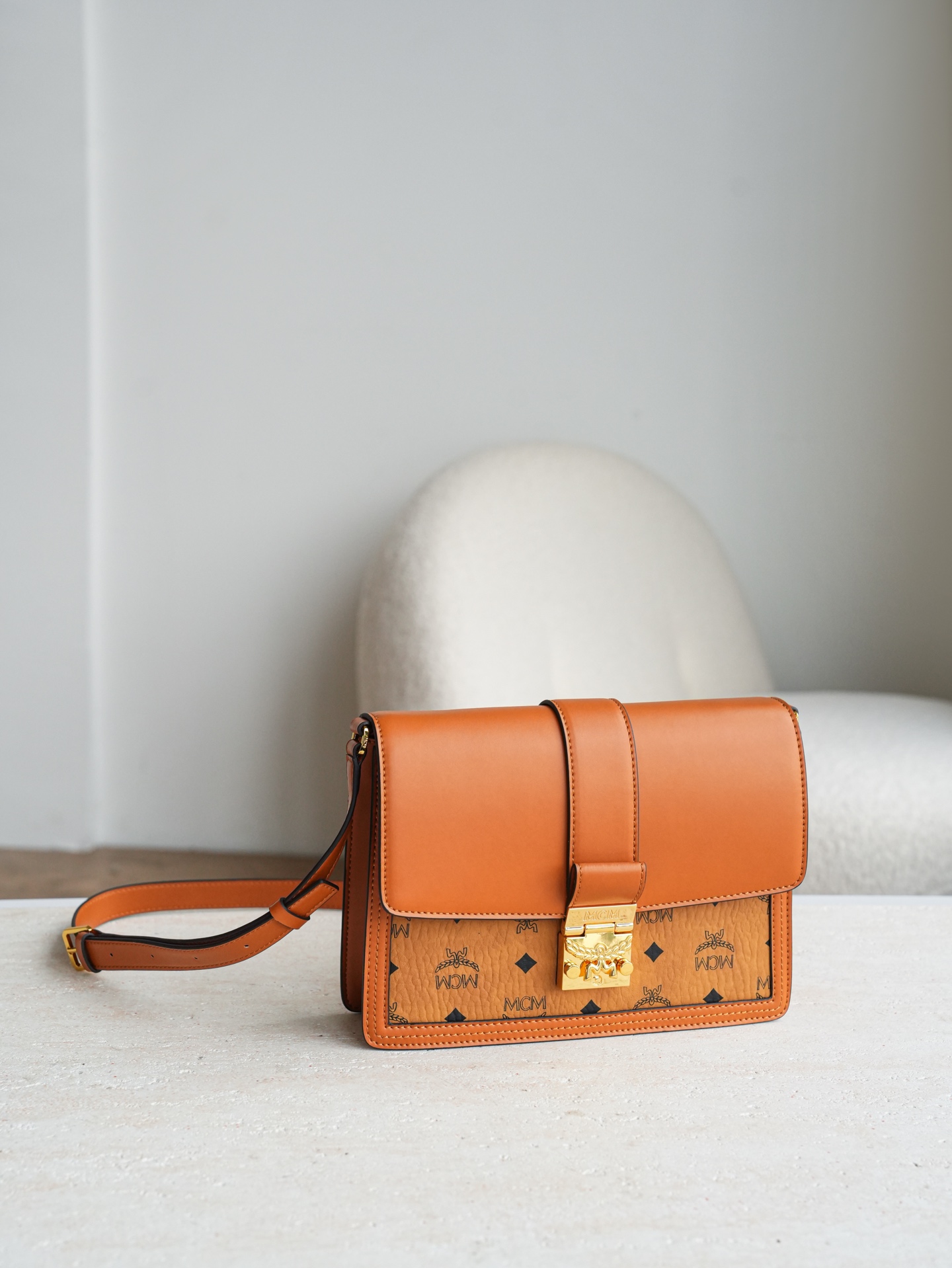 𝐌𝐂𝐌 𝐓𝐚𝐫𝐜𝐲 𝐕𝐢𝐬𝐞𝐭𝐨𝐬撞色达芙妮 中号/可斜挎/肩肩独家®️经典干邑拼色这款Tracy肩背包