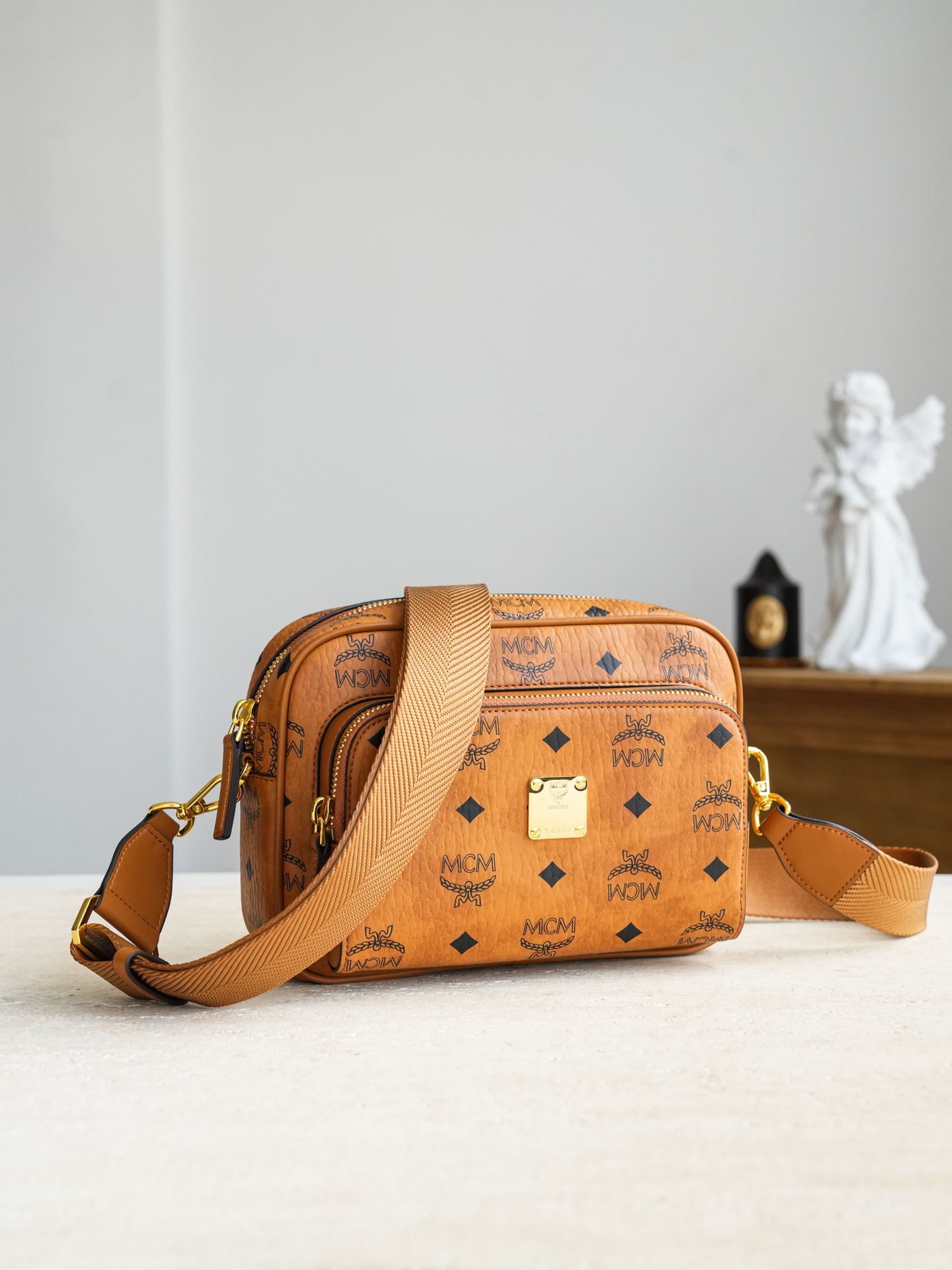 𝐌𝐂𝐌 𝐀𝐫𝐞𝐧 𝐕𝐢𝐬𝐞𝐭𝐨𝐬𝐝𝐩独家®️经典干邑色这款Aren斜挎包包如其名，是打造时尚造型需要的主