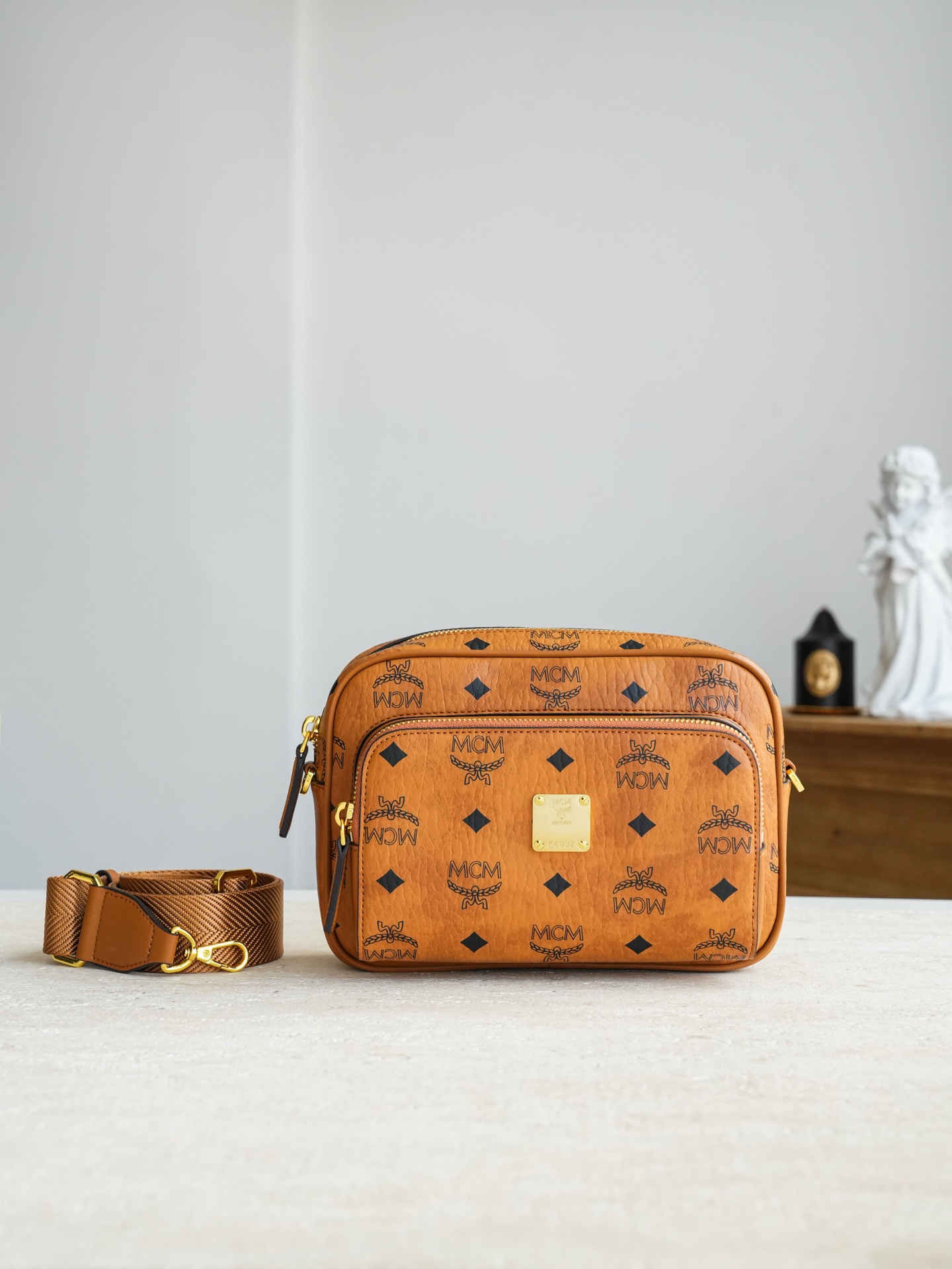 𝐌𝐂𝐌 𝐀𝐫𝐞𝐧 𝐕𝐢𝐬𝐞𝐭𝐨𝐬𝐝𝐩独家®️经典干邑色这款Aren斜挎包包如其名，是打造时尚造型需要的主