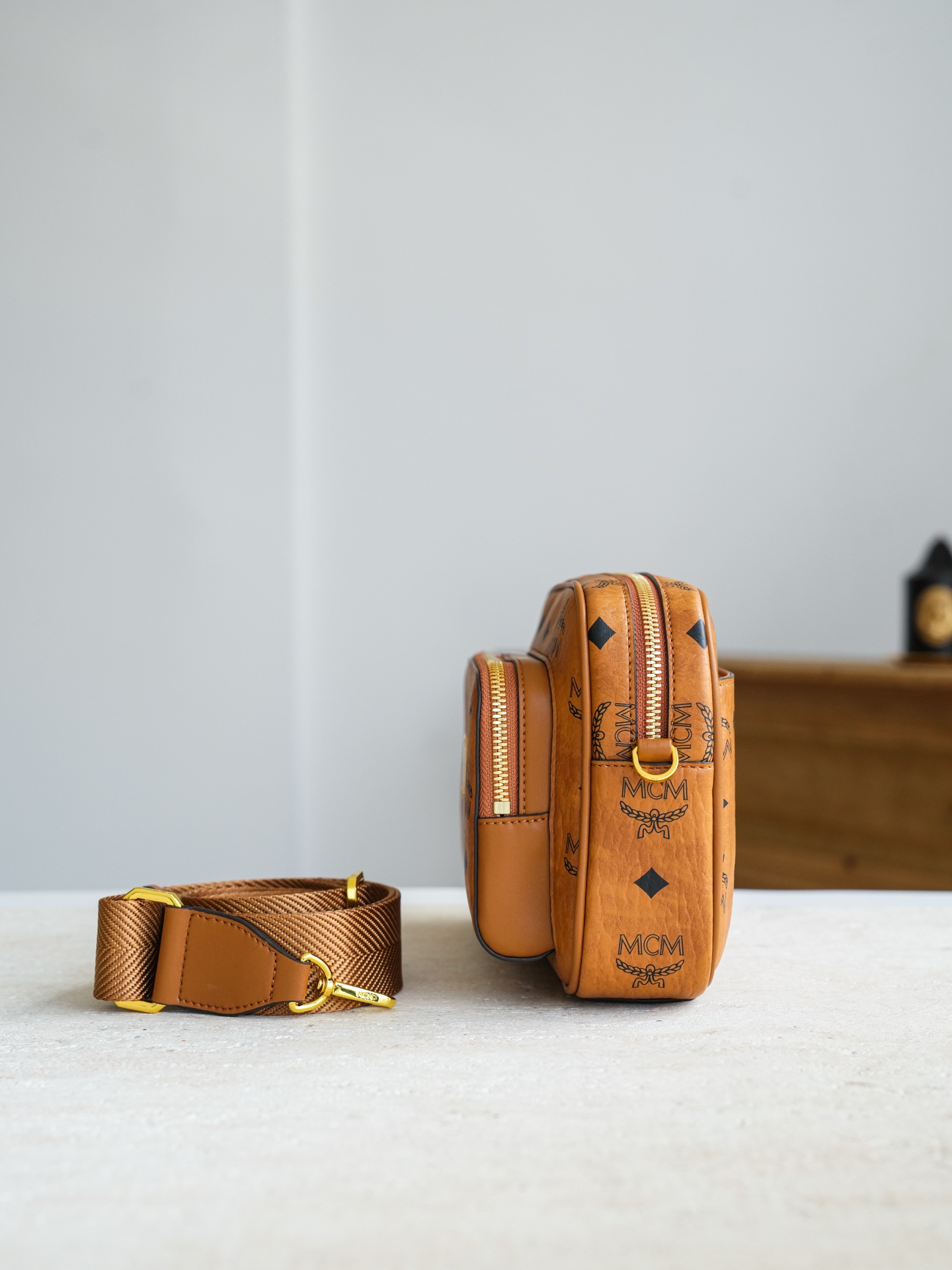 𝐌𝐂𝐌 𝐀𝐫𝐞𝐧 𝐕𝐢𝐬𝐞𝐭𝐨𝐬𝐝𝐩独家®️经典干邑色这款Aren斜挎包包如其名，是打造时尚造型需要的主