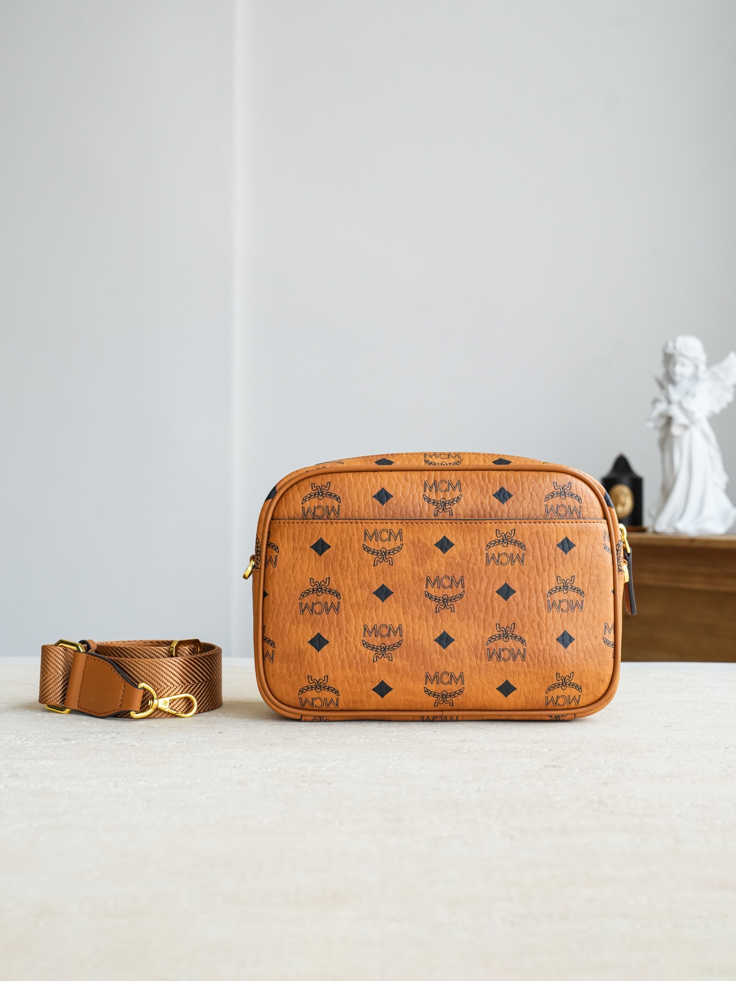 𝐌𝐂𝐌 𝐀𝐫𝐞𝐧 𝐕𝐢𝐬𝐞𝐭𝐨𝐬𝐝𝐩独家®️经典干邑色这款Aren斜挎包包如其名，是打造时尚造型需要的主