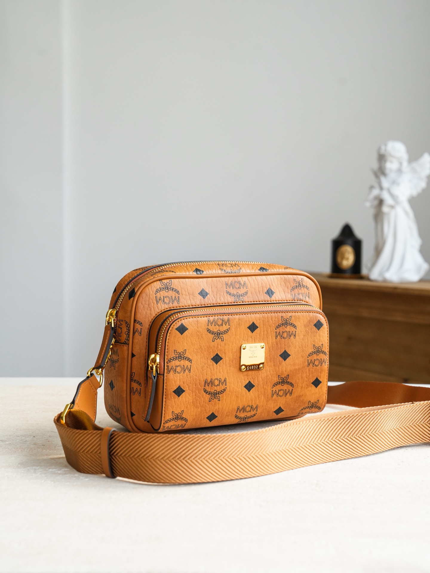 𝐌𝐂𝐌 𝐀𝐫𝐞𝐧 𝐕𝐢𝐬𝐞𝐭𝐨𝐬𝐝𝐩独家®️经典干邑色这款Aren斜挎包包如其名，是打造时尚造型需要的主