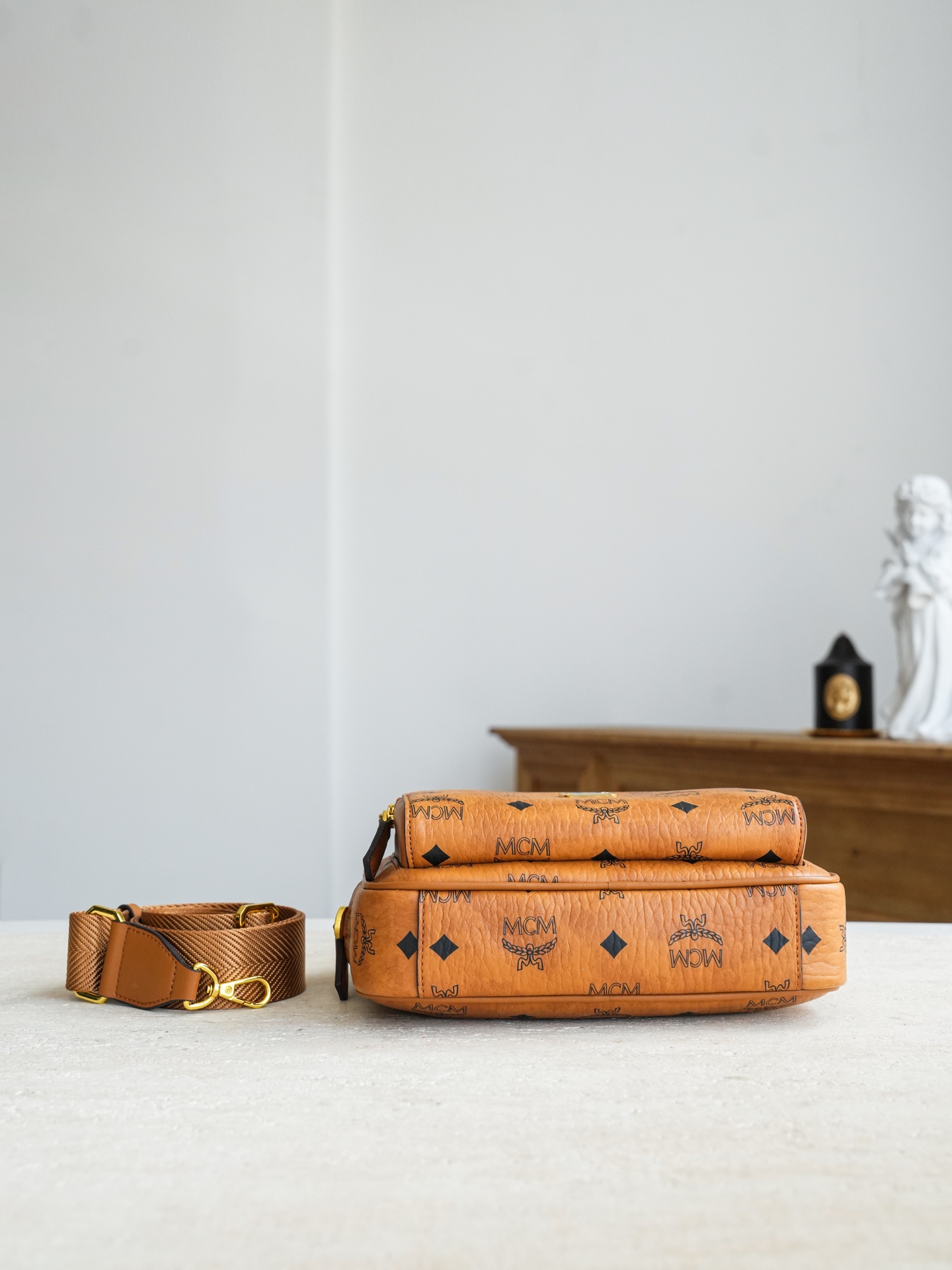 𝐌𝐂𝐌 𝐀𝐫𝐞𝐧 𝐕𝐢𝐬𝐞𝐭𝐨𝐬𝐝𝐩独家®️经典干邑色这款Aren斜挎包包如其名，是打造时尚造型需要的主