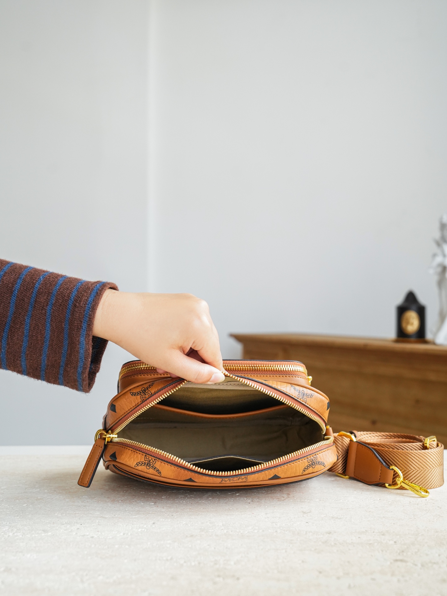 𝐌𝐂𝐌 𝐀𝐫𝐞𝐧 𝐕𝐢𝐬𝐞𝐭𝐨𝐬𝐝𝐩独家®️经典干邑色这款Aren斜挎包包如其名，是打造时尚造型需要的主