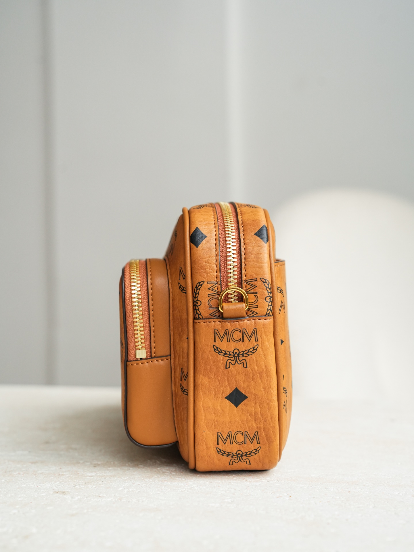 𝐌𝐂𝐌 𝐀𝐫𝐞𝐧 𝐕𝐢𝐬𝐞𝐭𝐨𝐬𝐝𝐩独家®️经典干邑色这款Aren斜挎包包如其名，是打造时尚造型需要的主